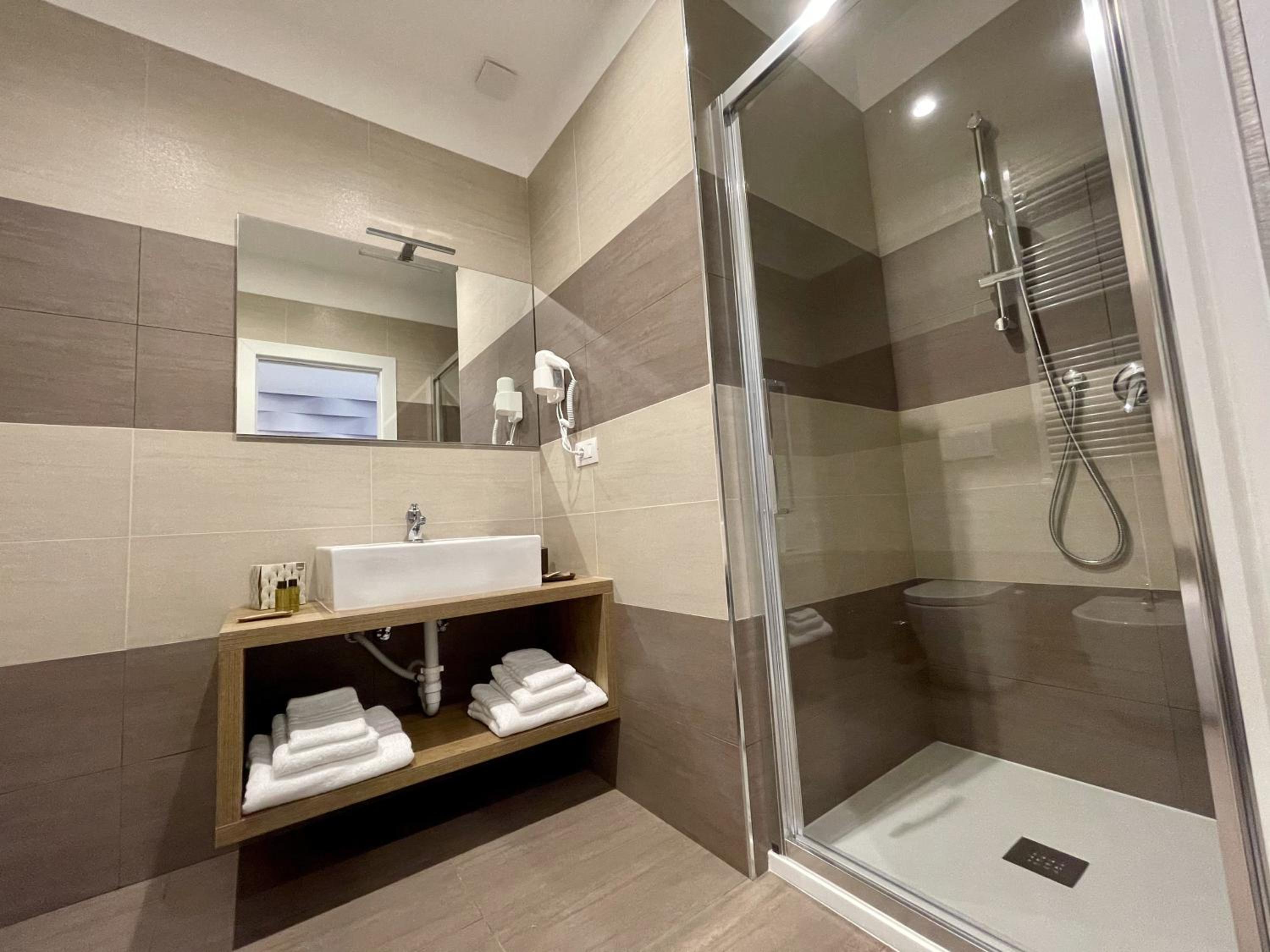Triple Room with Private Bathroom - Photo 3