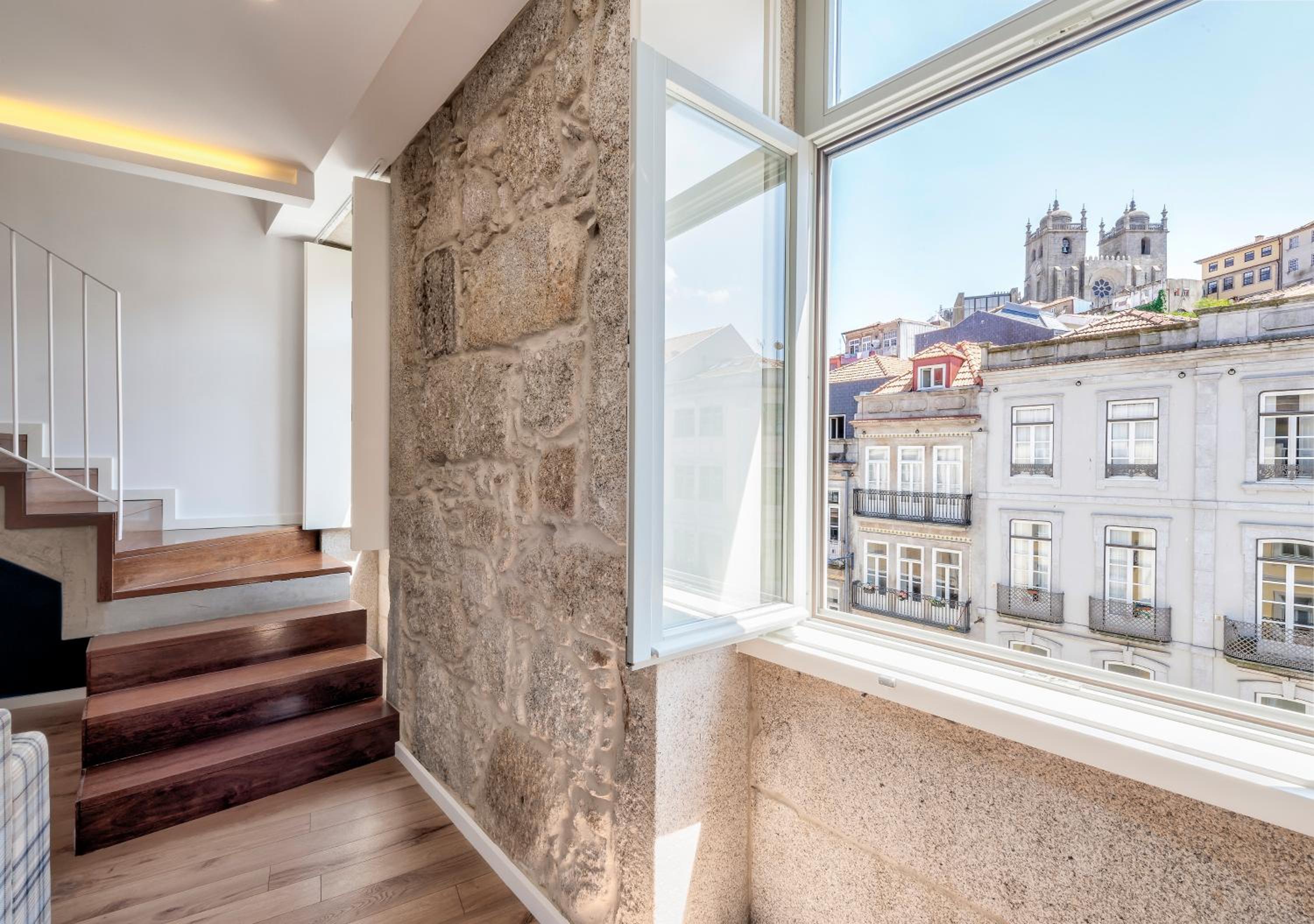 Deluxe One-Bedroom Apartment with City View - Photo 12
