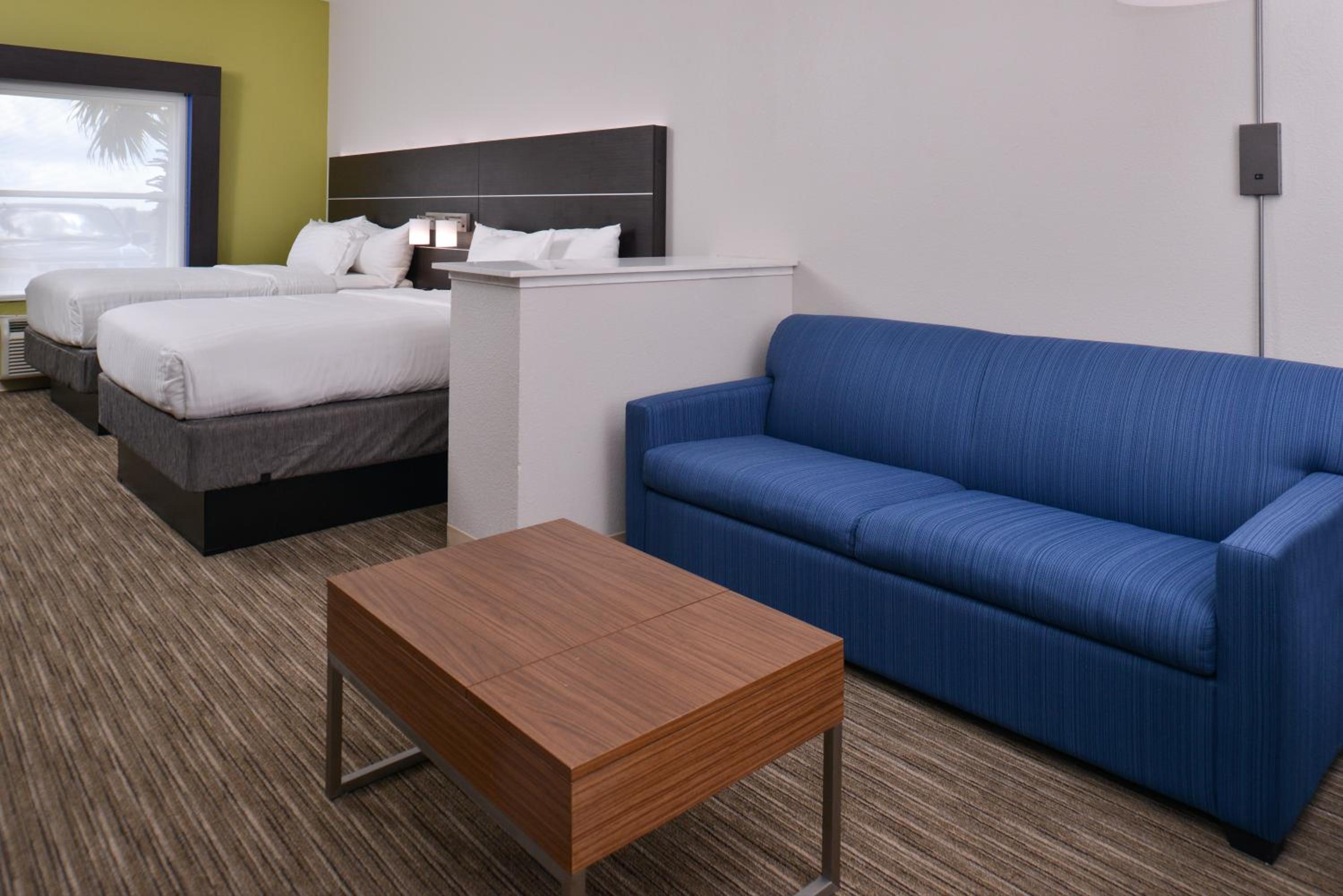 One-Bedroom Suite - Photo 4
