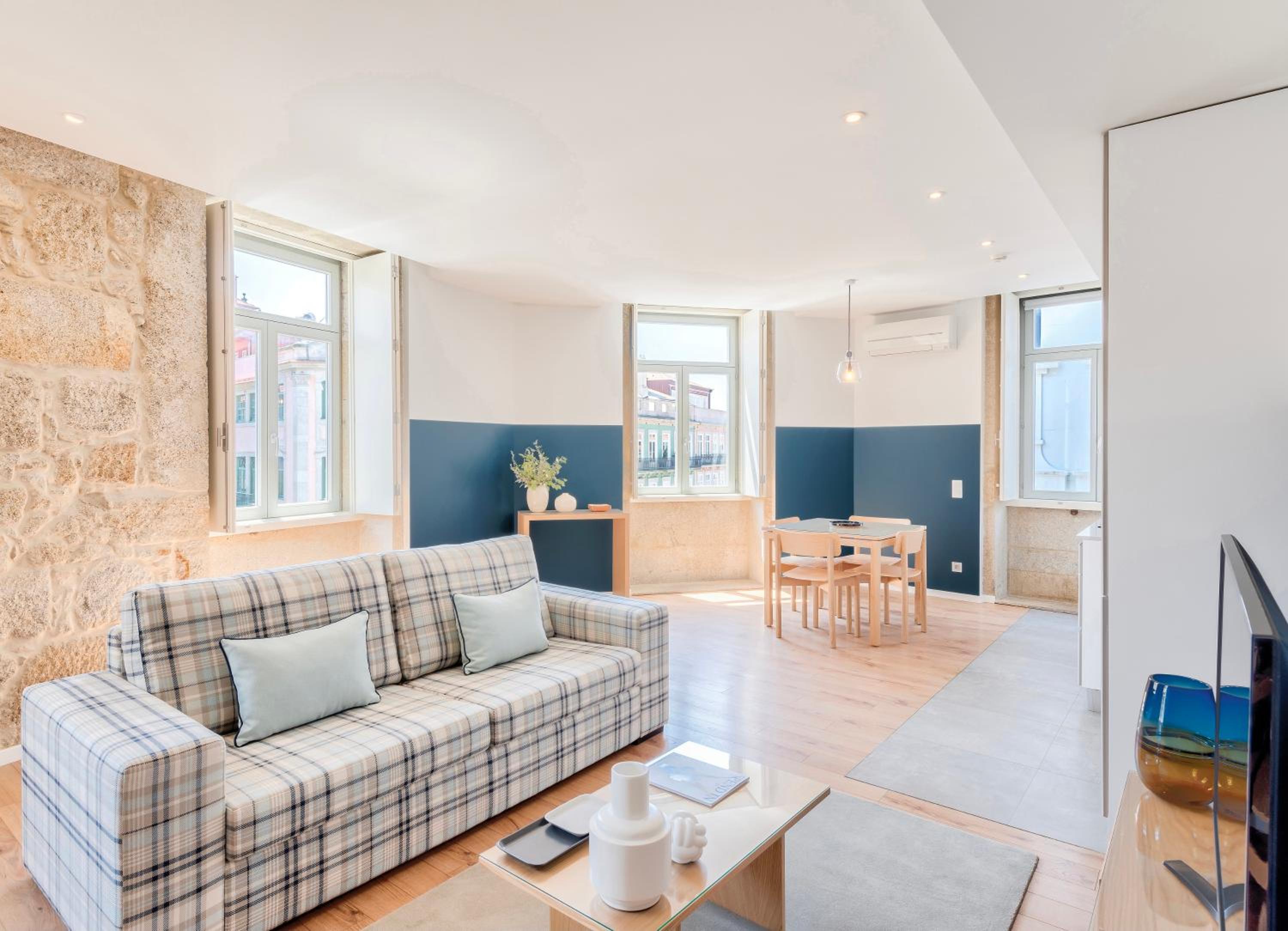 Deluxe One-Bedroom Apartment with City View - Photo 8