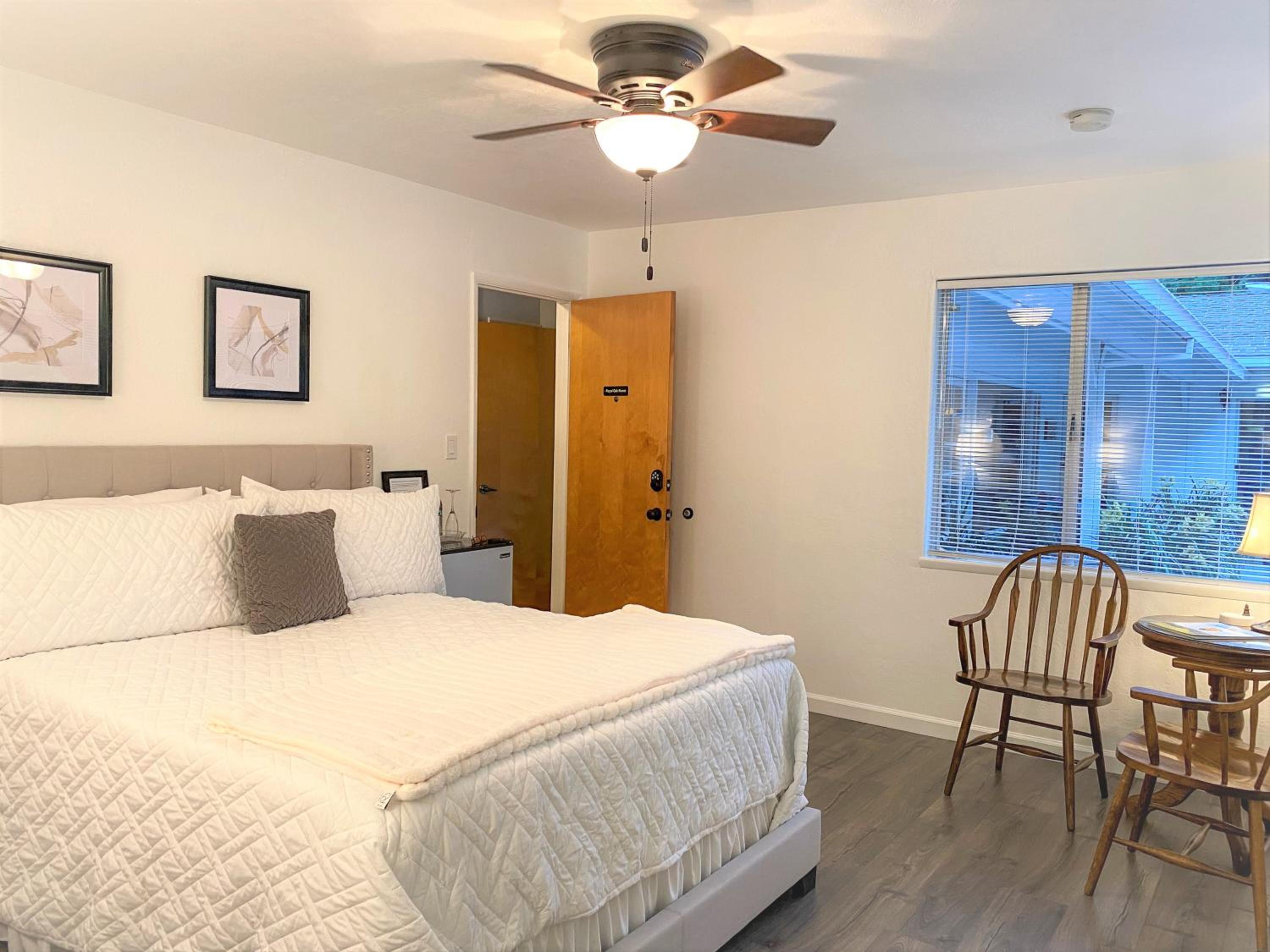 Royal Oak Room photo 2