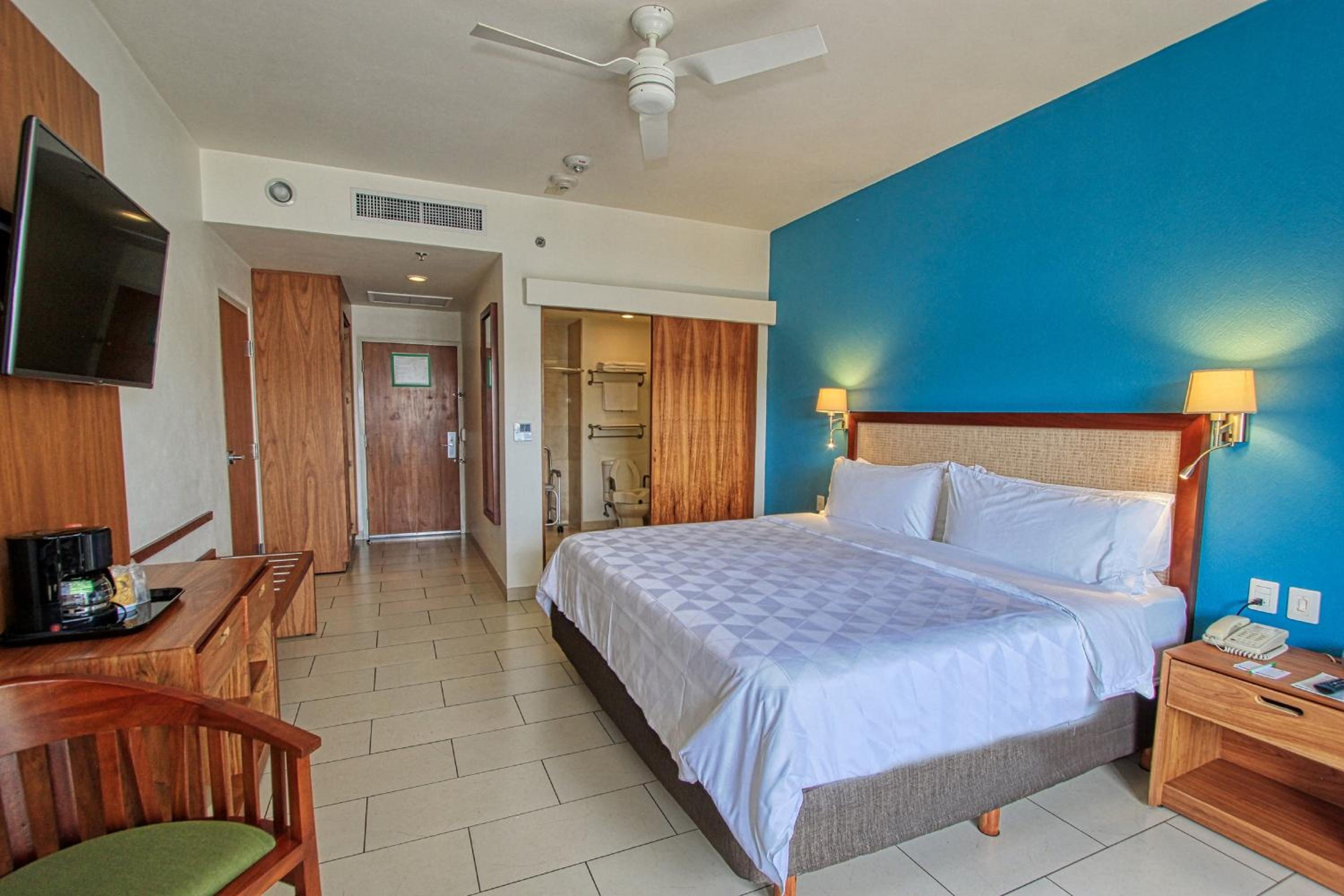Standard King Room - Accessible photo 3