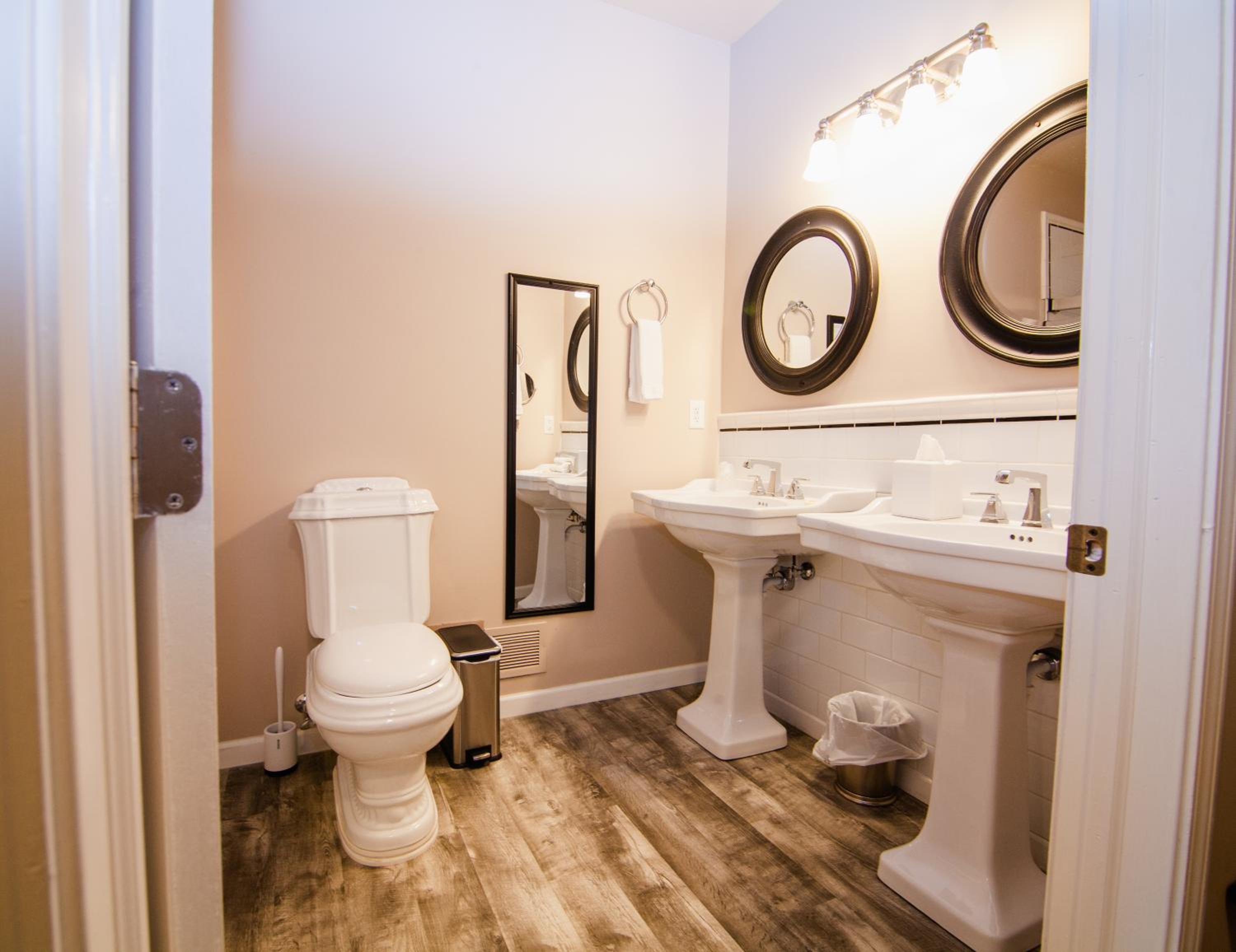 Deluxe King Suite - Photo 3