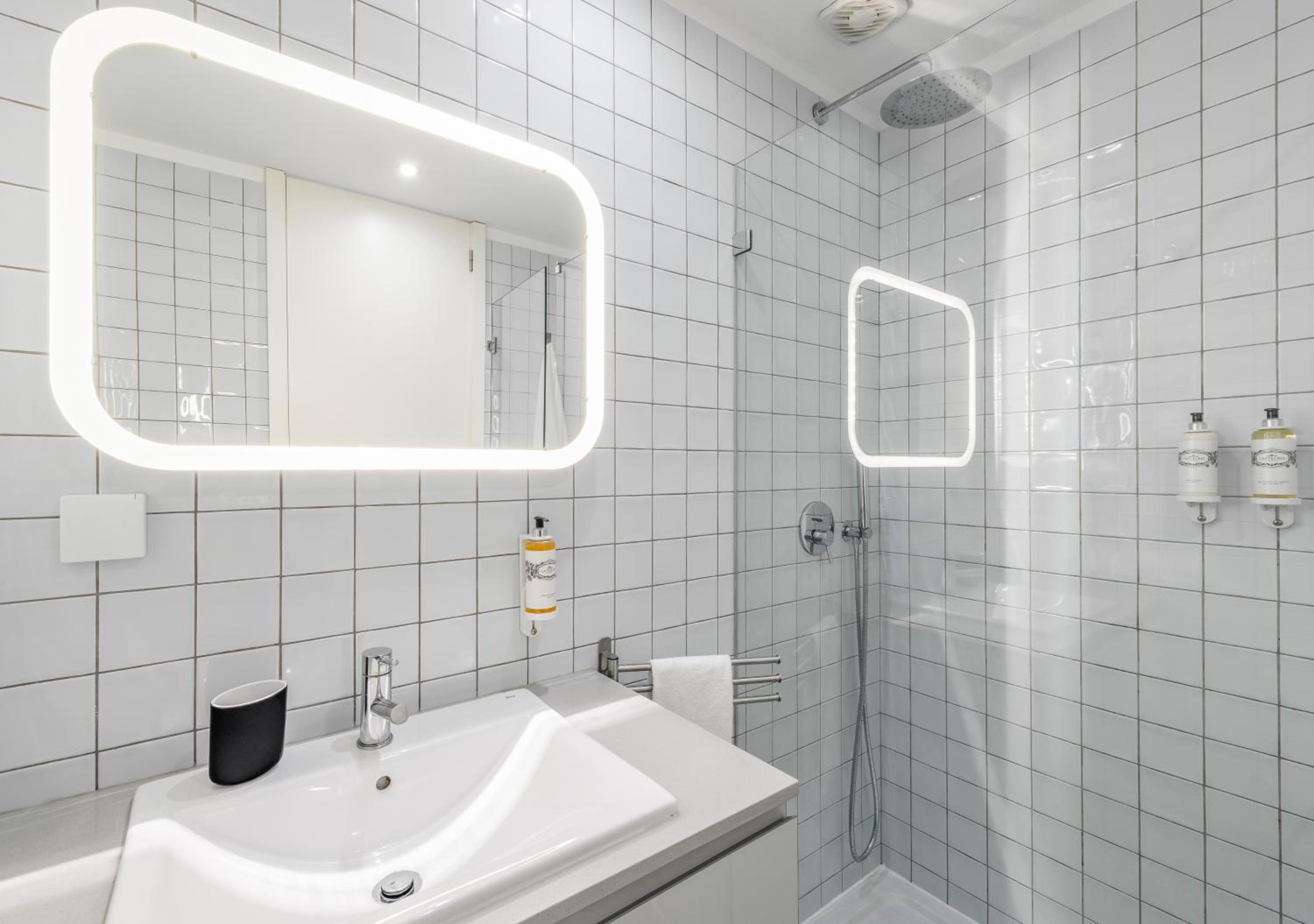 Premium One-Bedroom Apartment - Photo 12