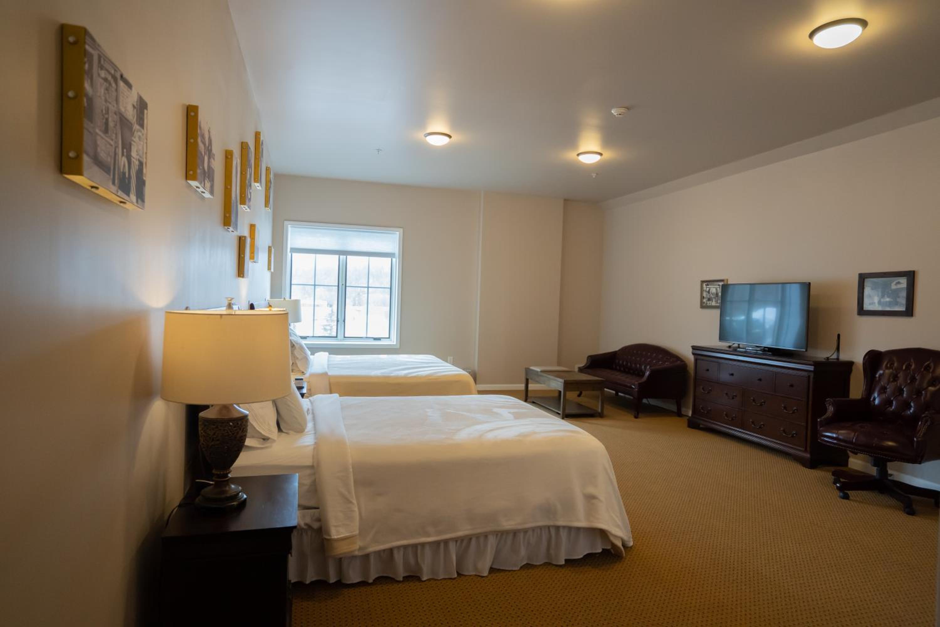 Deluxe King Suite - Photo 8