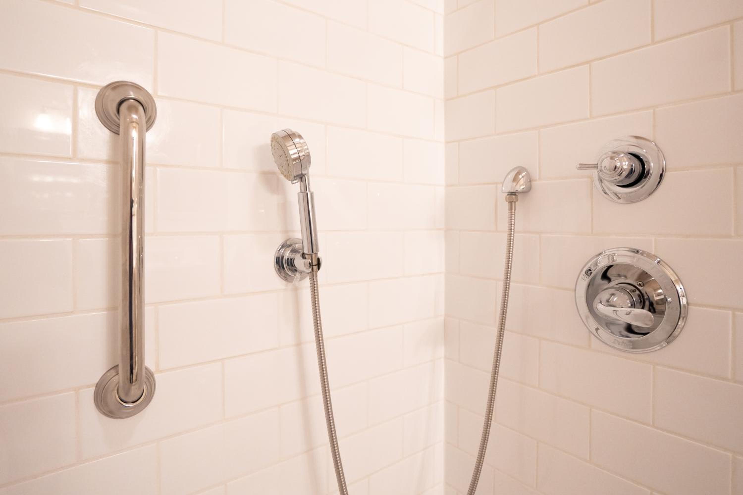Deluxe King Room - Disability Access - Photo 3