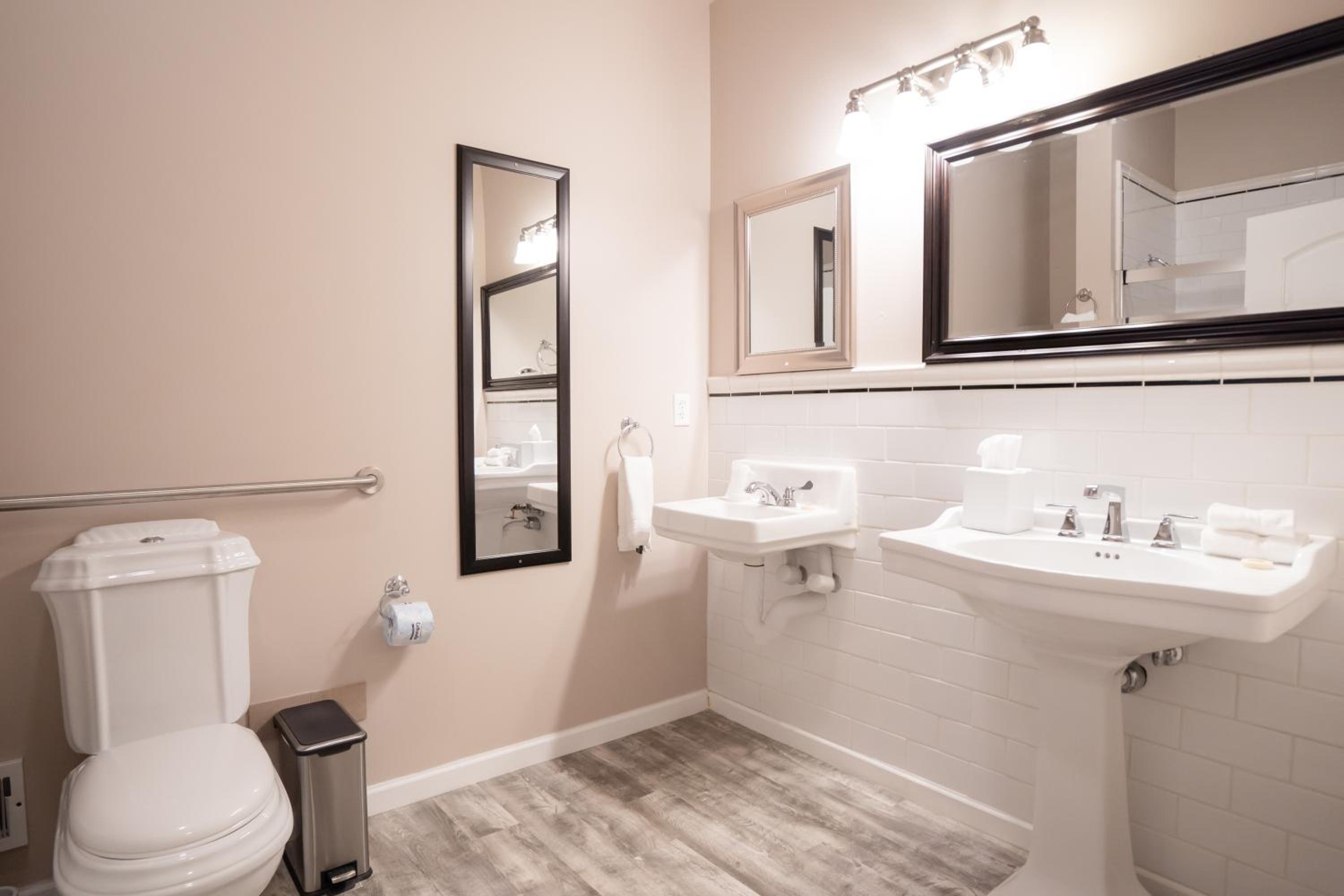 Deluxe King Room - Disability Access - Photo 4