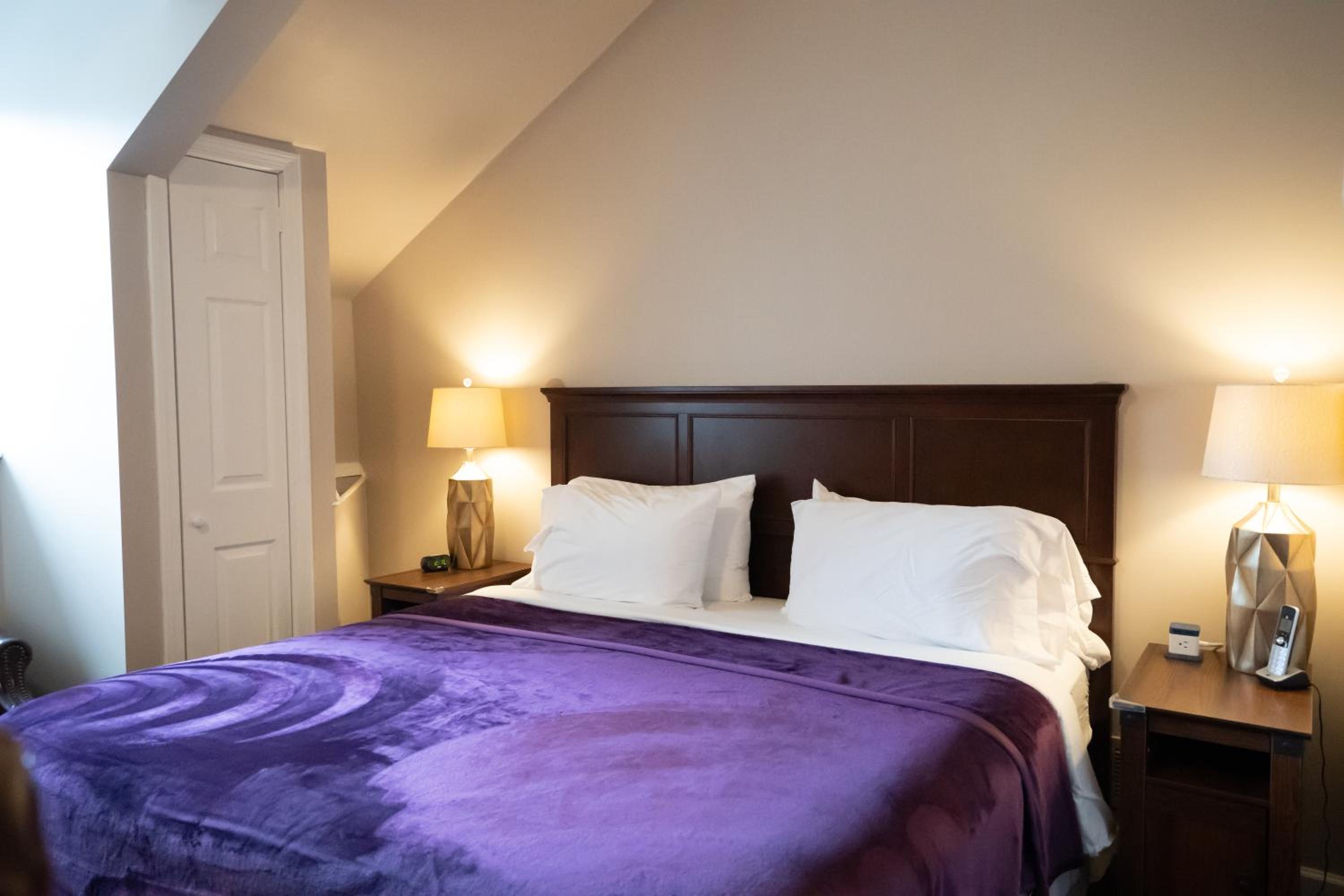 Deluxe King Room - Photo 6