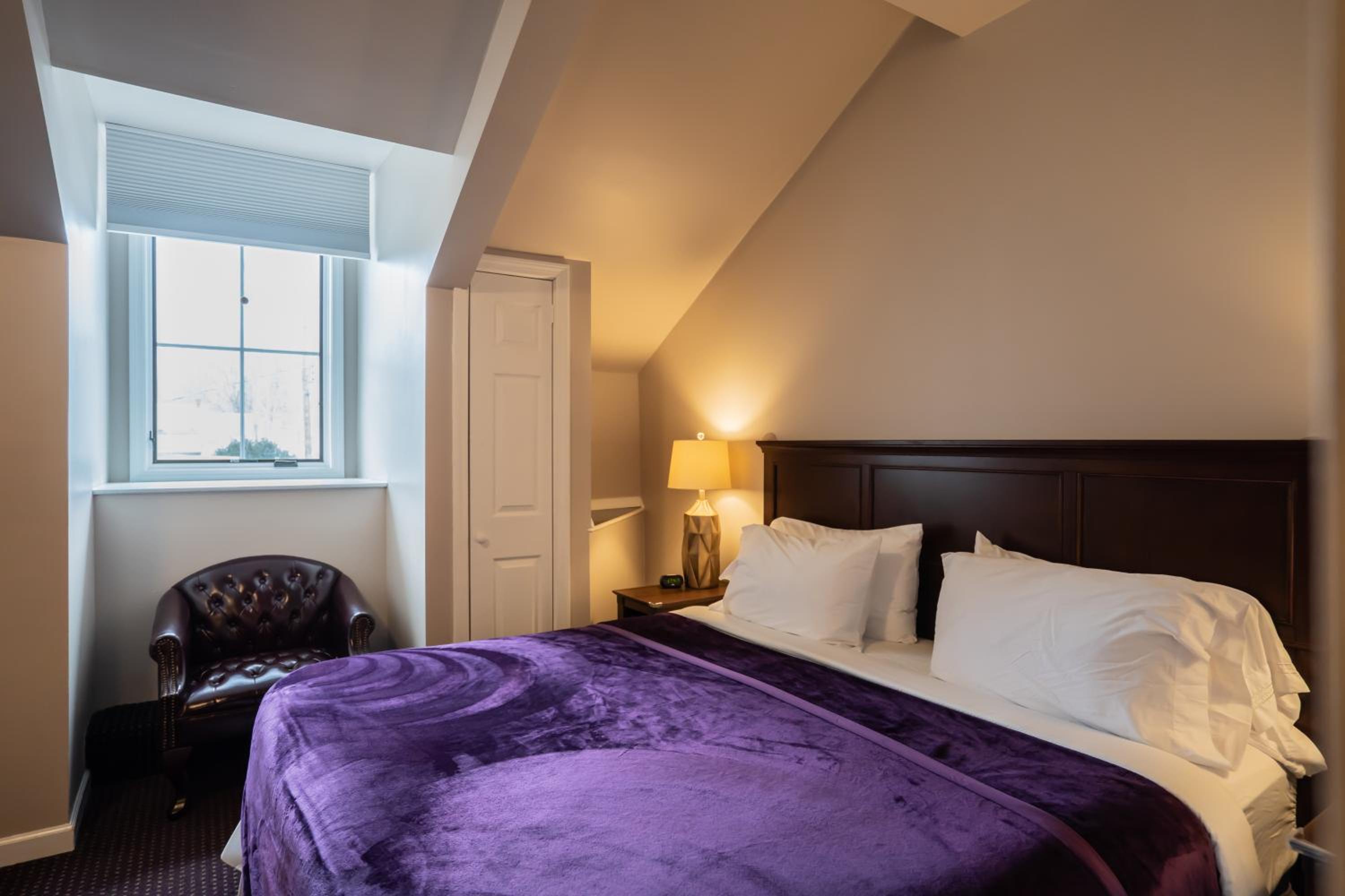 Deluxe King Room - Photo 2