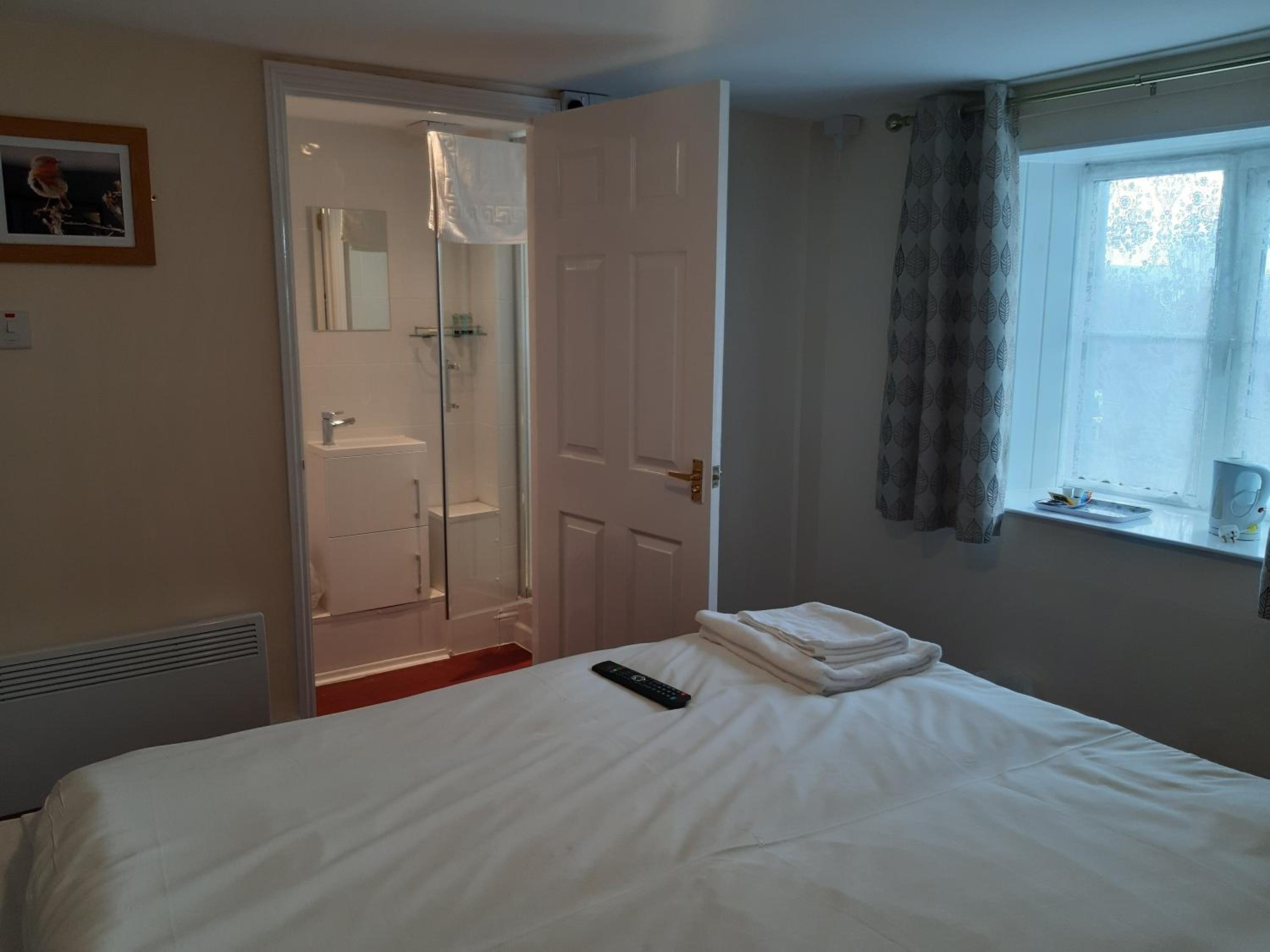 Double or Twin Room - Photo 4