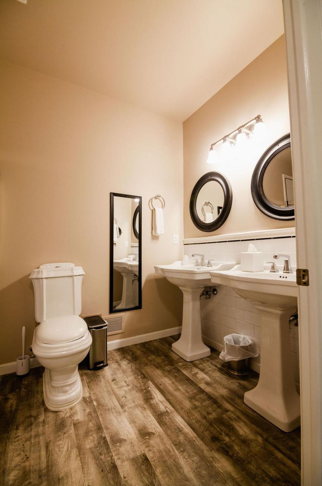 Deluxe King Room - Photo 7