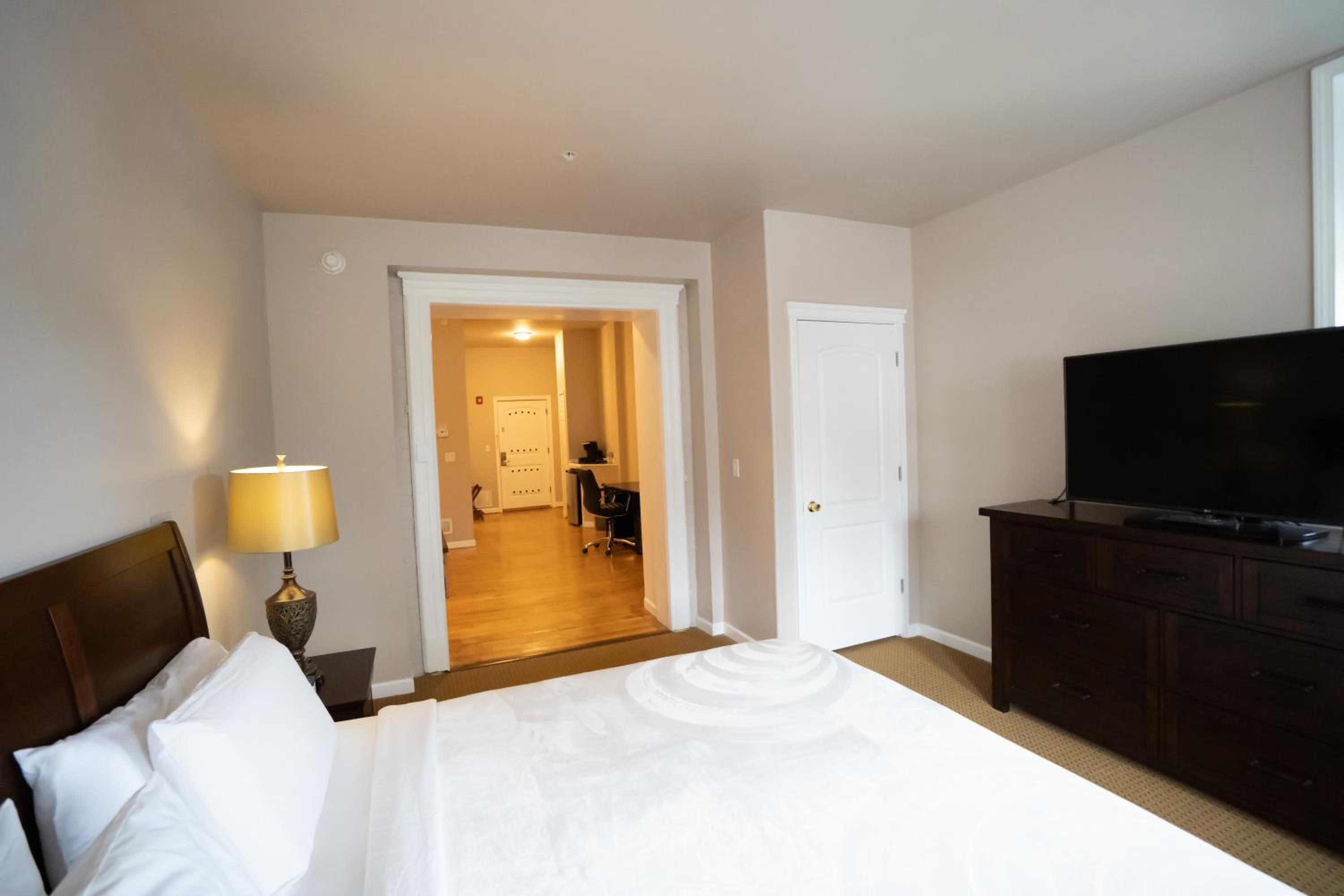 Deluxe Junior Suite - Photo 2