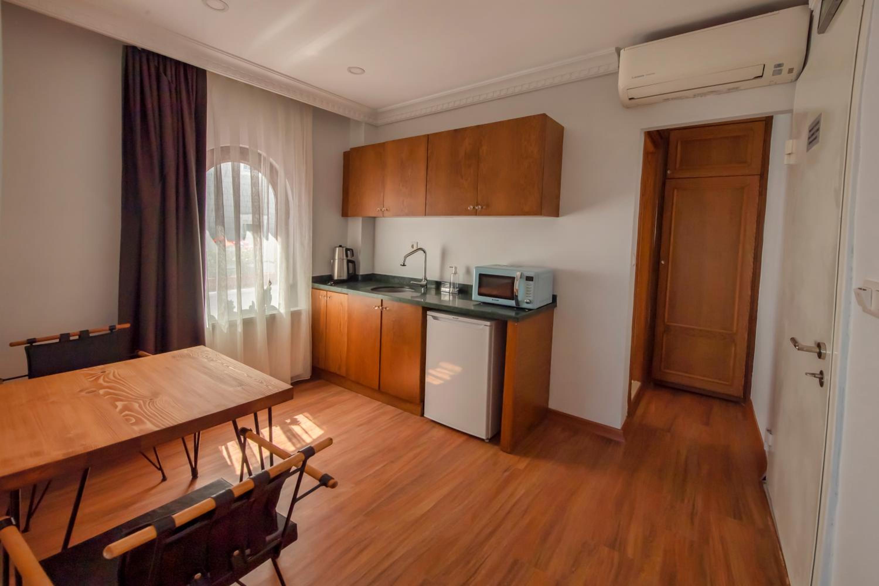 Three-Bedroom Apartment with Balcony photo 2