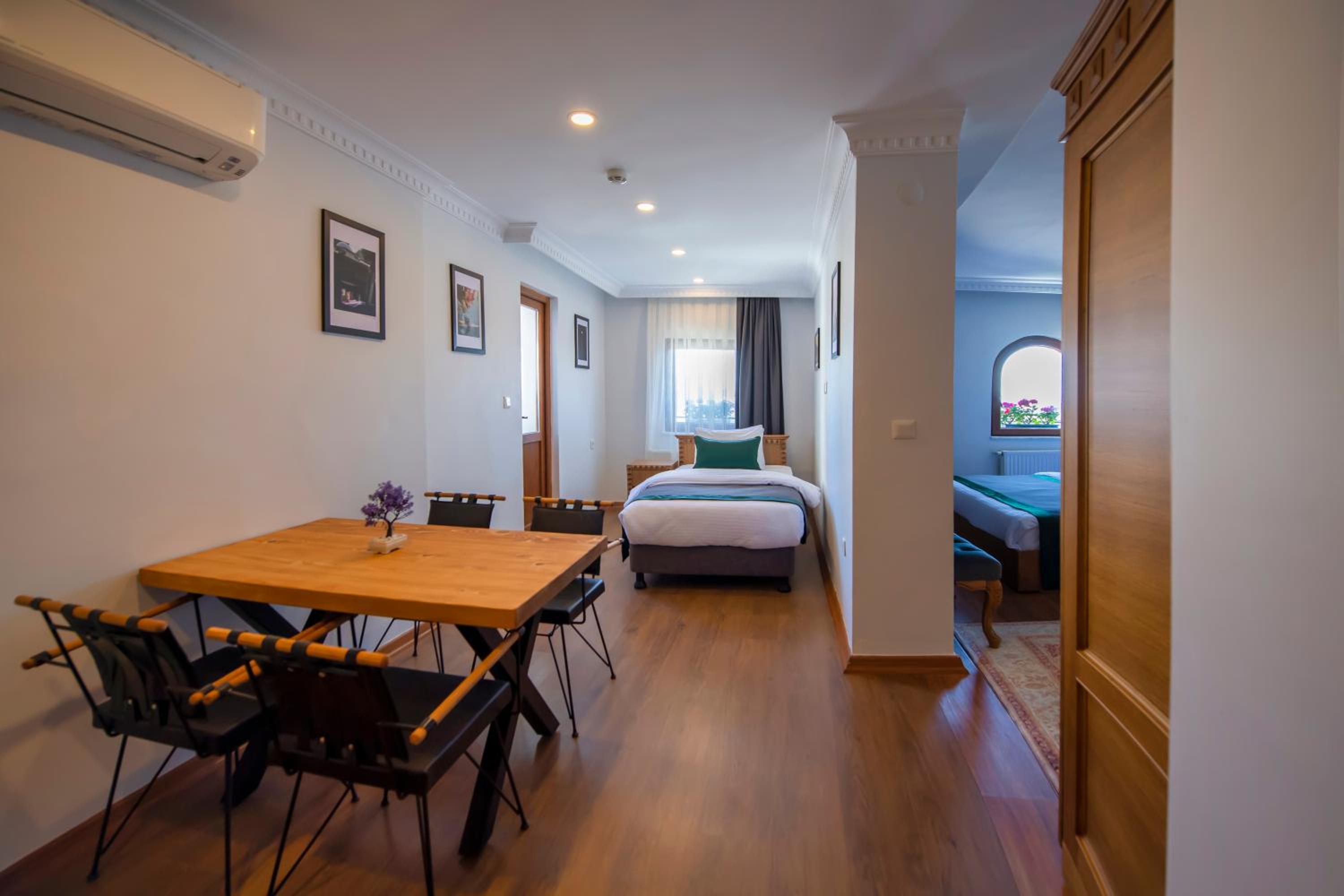 Two-Bedroom Apartment with Balcony and Sea View photo 2