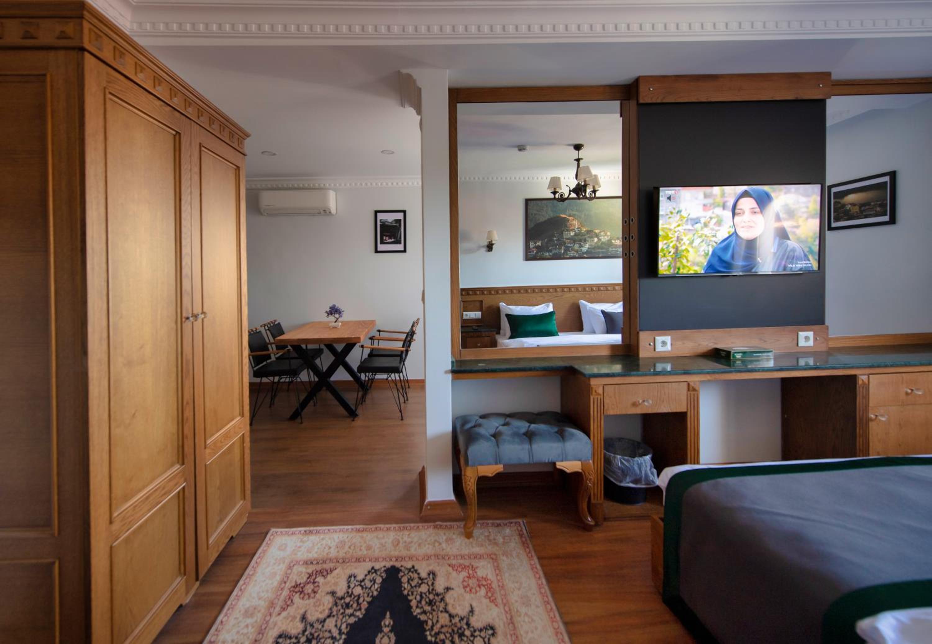 Two-Bedroom Deluxe Apartment with Balcony photo 2