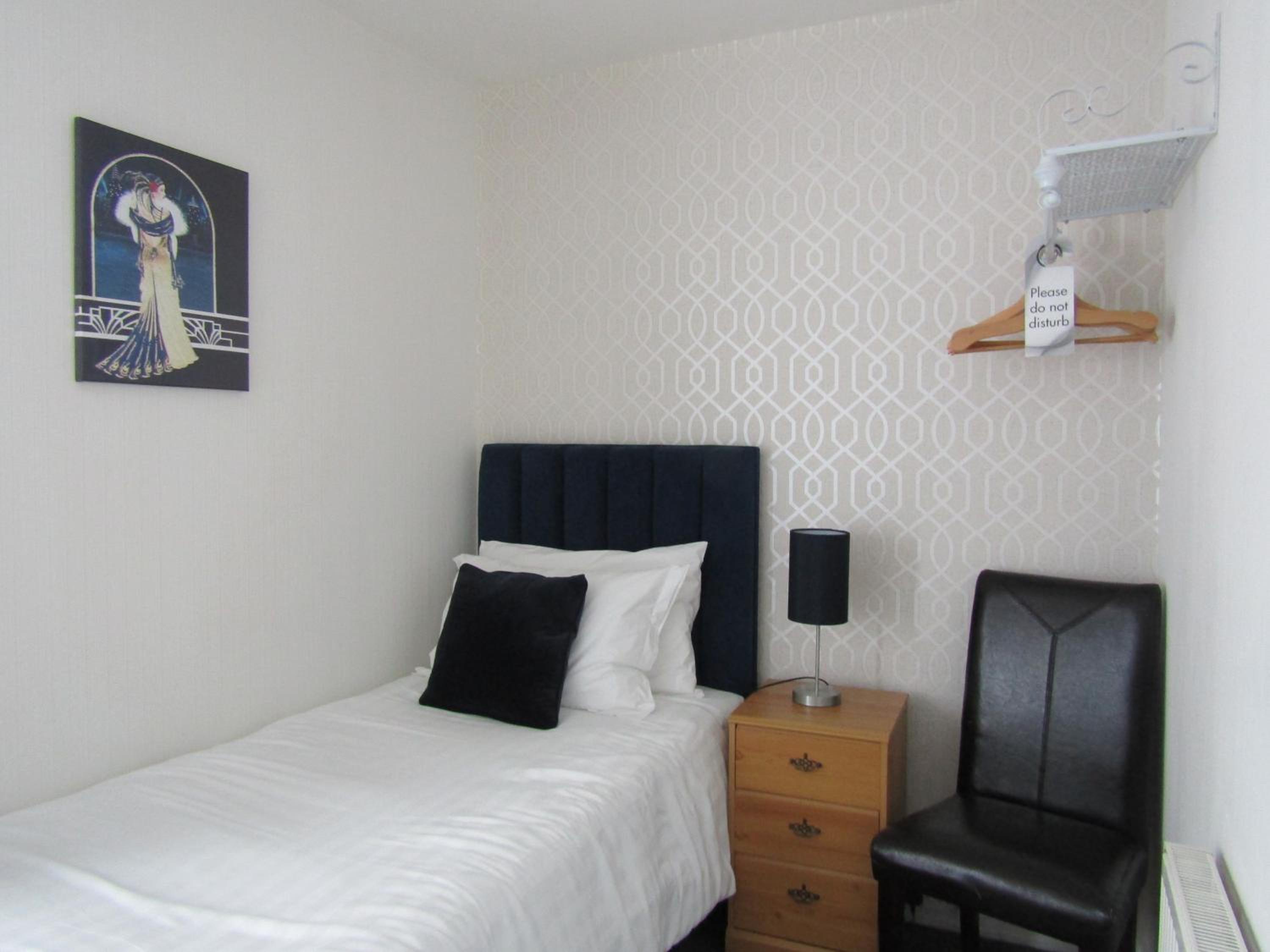 Single Room with Shared Shower and Toilet photo 2