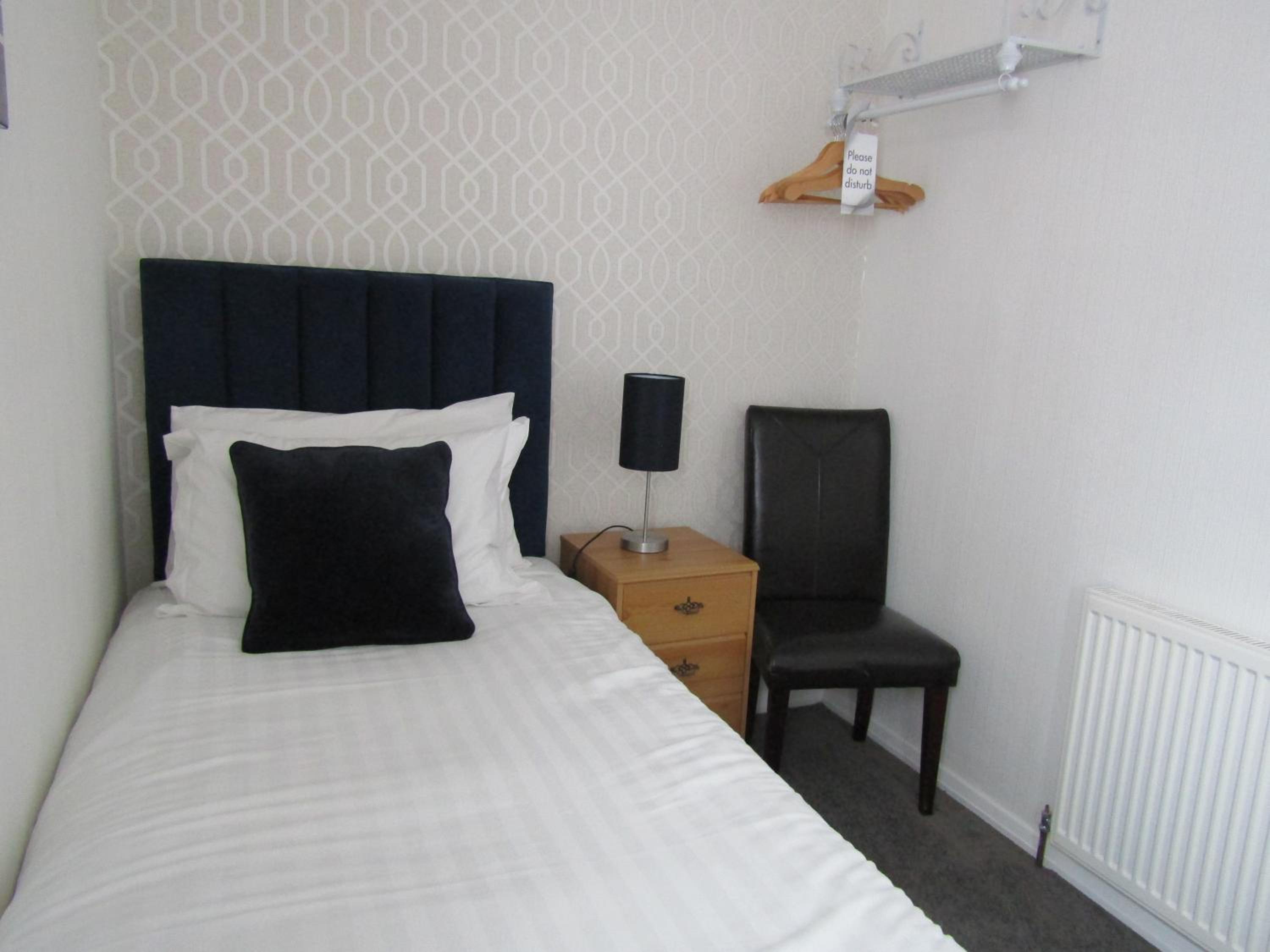 Single Room with Shared Shower and Toilet photo 1