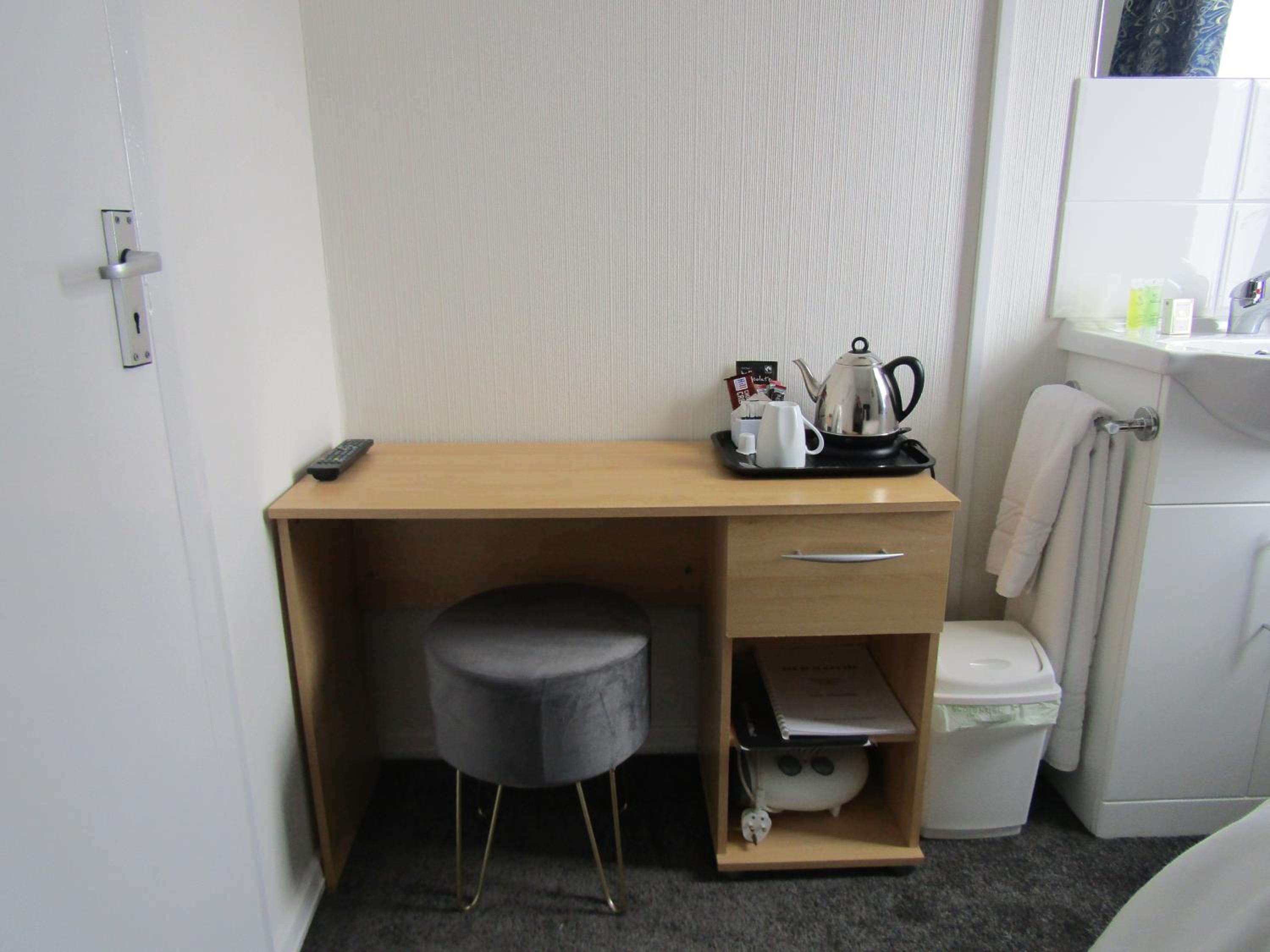 Single Room with Shared Shower and Toilet photo 3