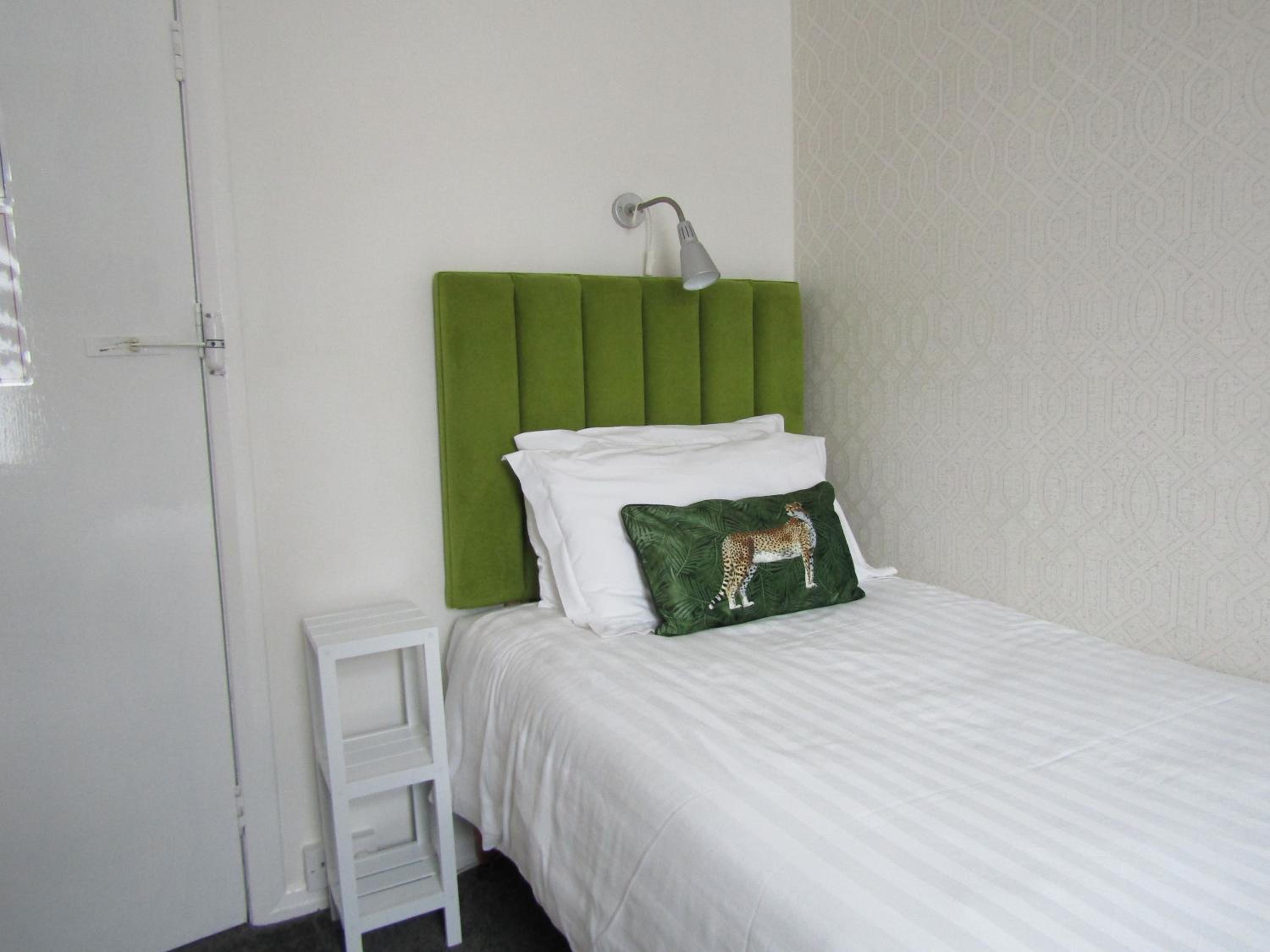 Single Room with Shared Shower and Toilet photo 1