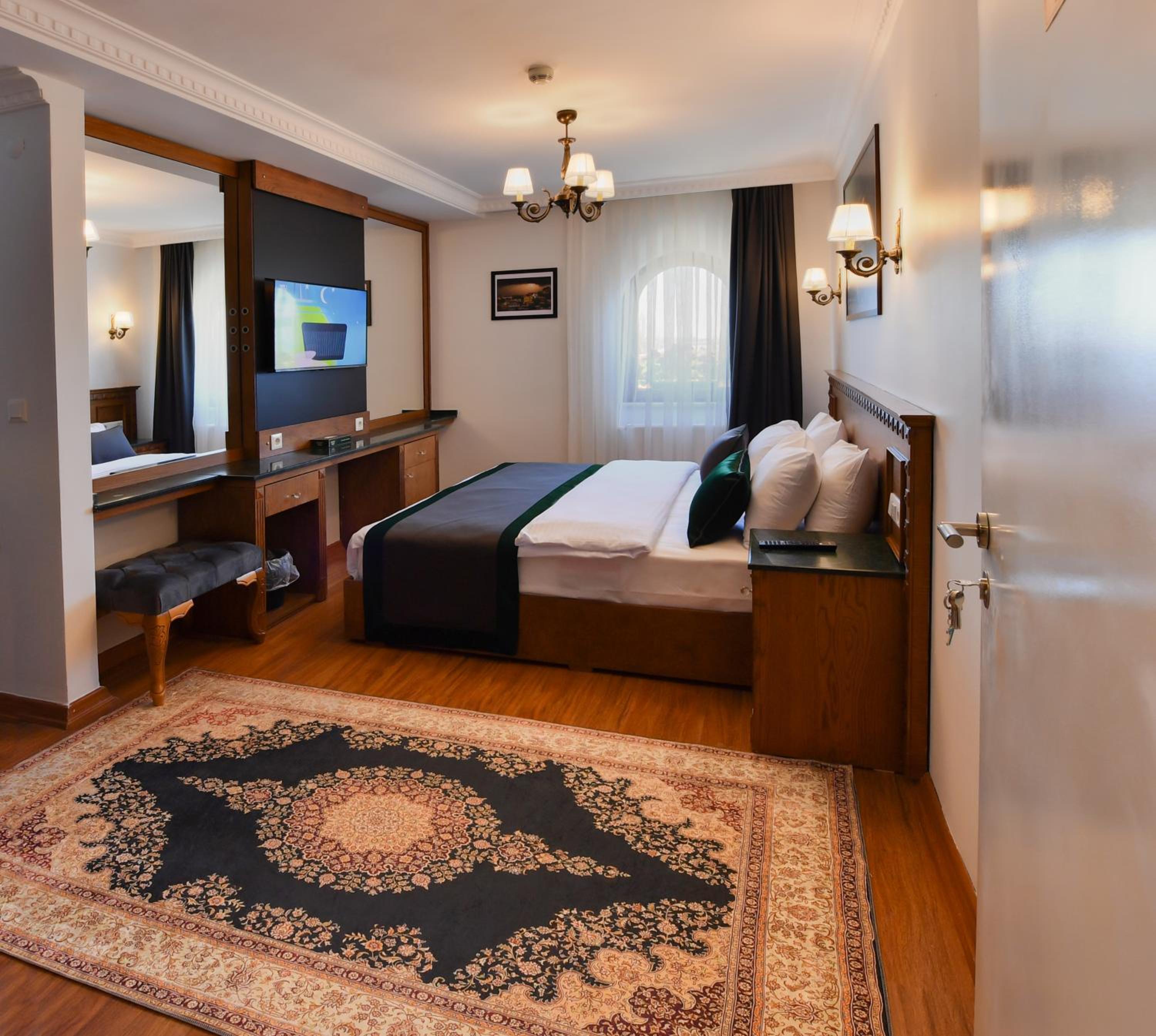 Three-Bedroom Apartment with Balcony photo 1