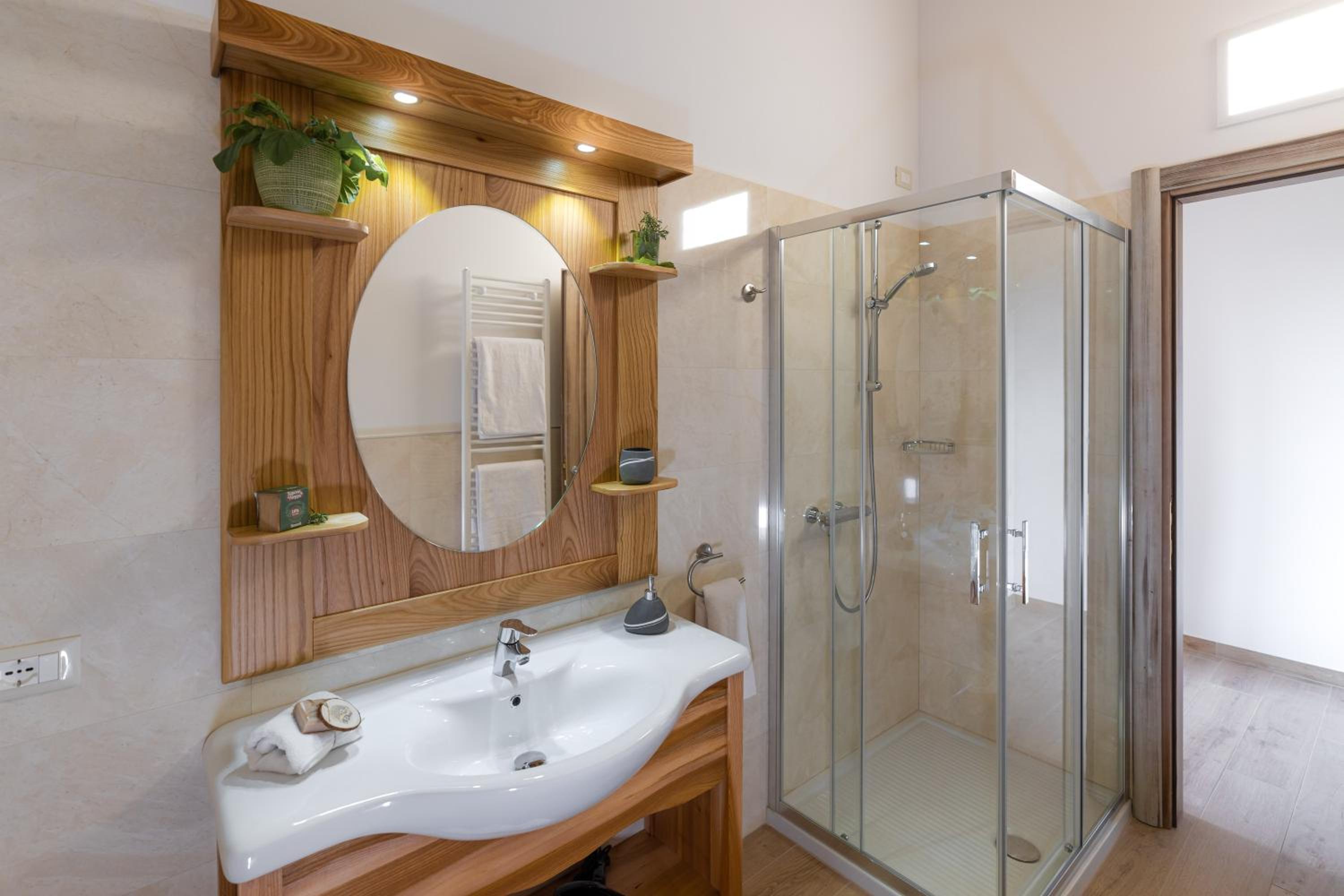 Double Room with Pool View - Photo 8