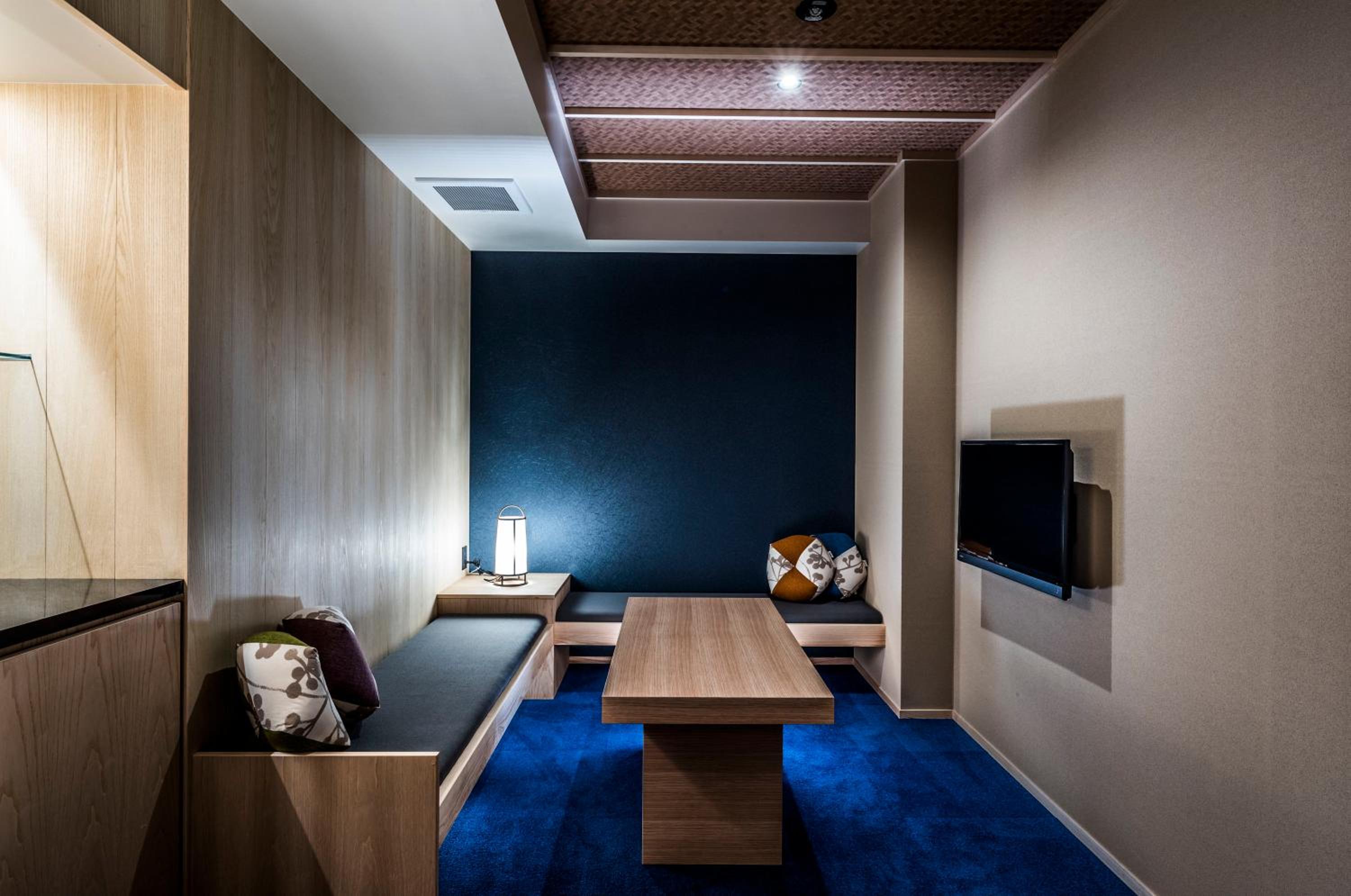 Deluxe King Room - Photo 13