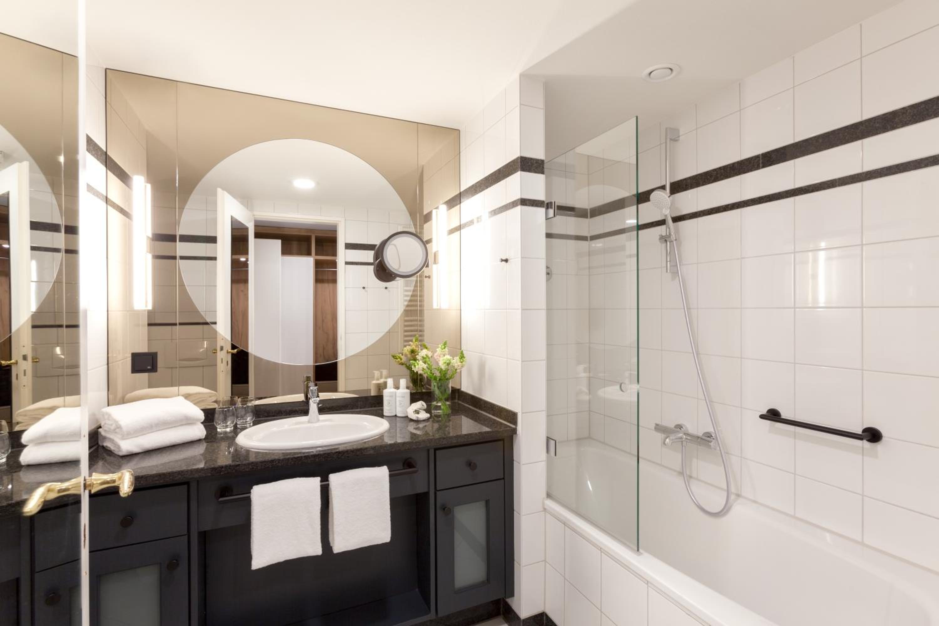 Superior Double Room with Balcony and Sea View thumbnail 5