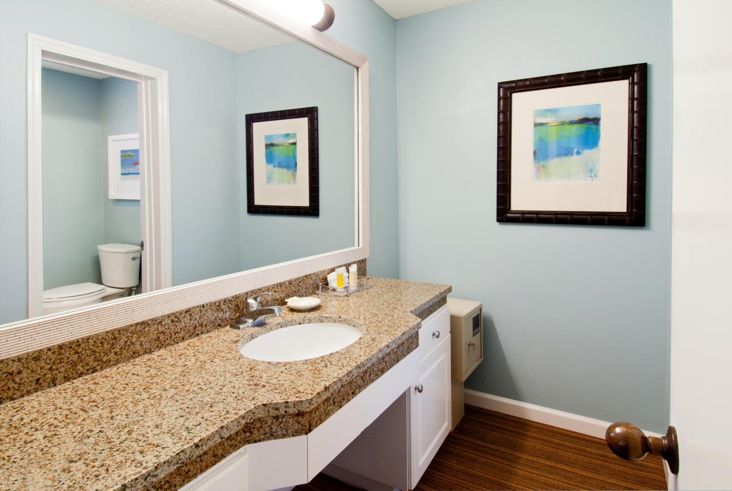 Queen Room With Two Queen Beds - Standard - Photo 3