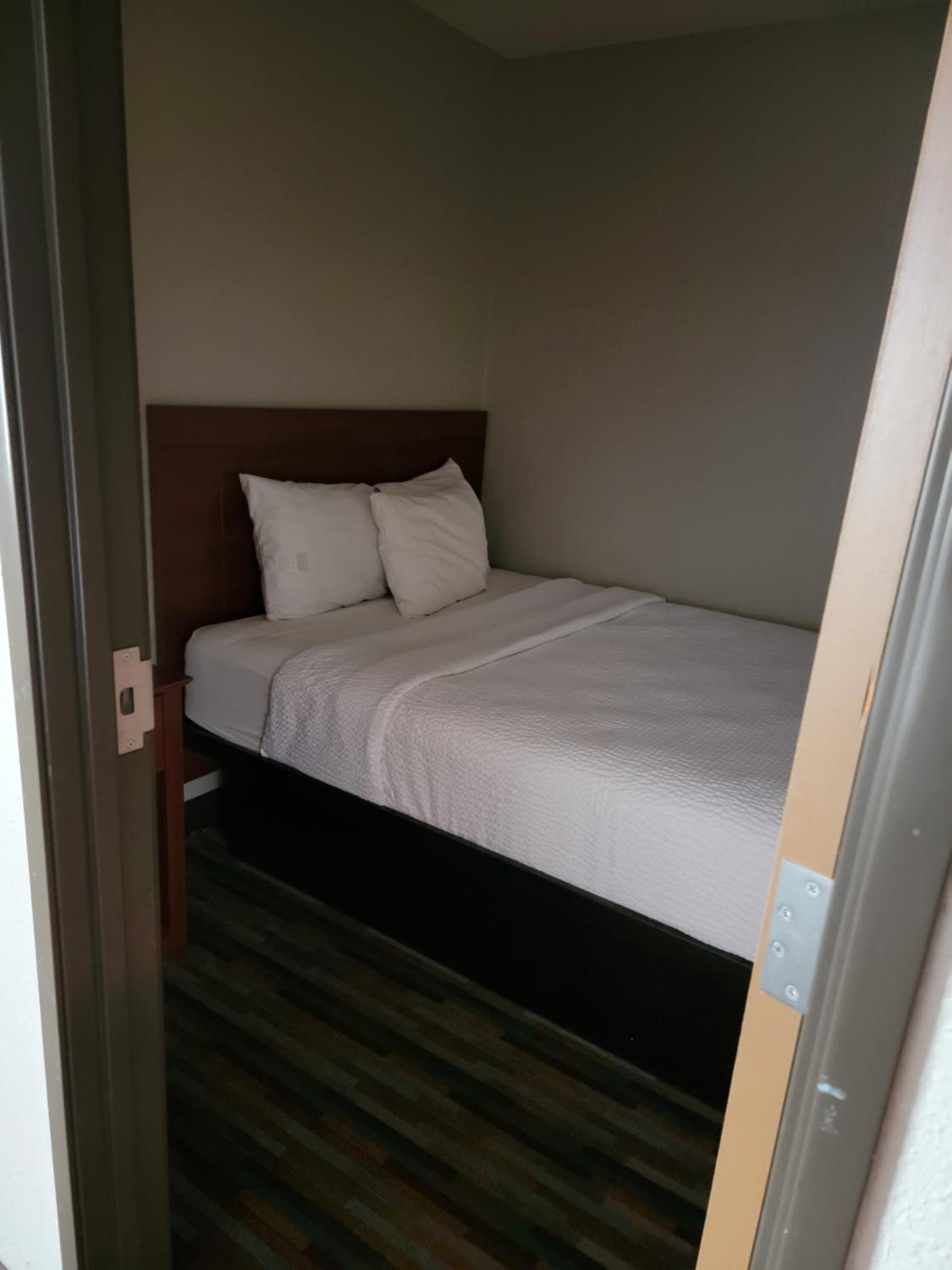 Queen Room with Three Queen Beds - Non-Smoking - Photo 4