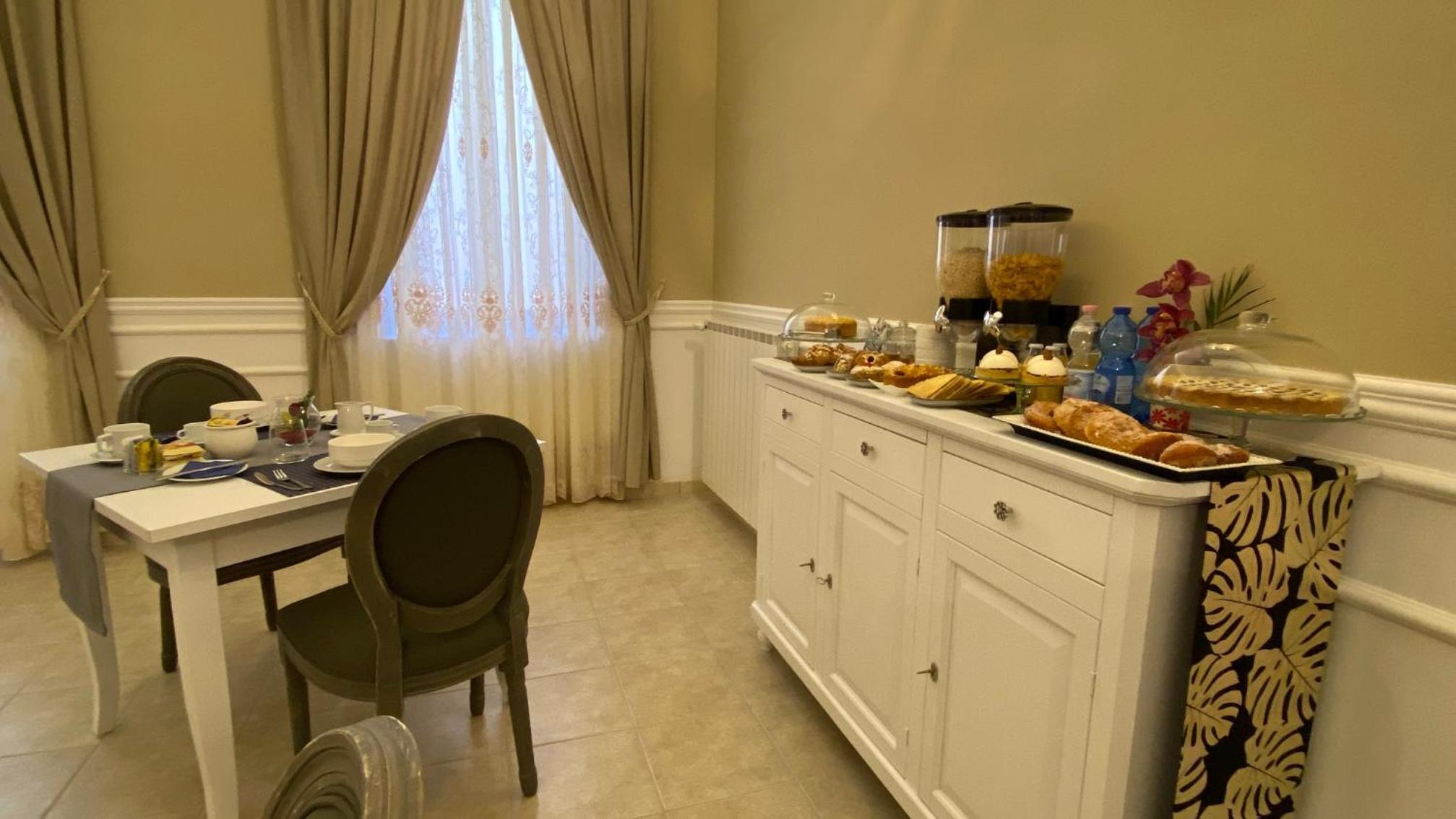 Deluxe King Room - Photo 10