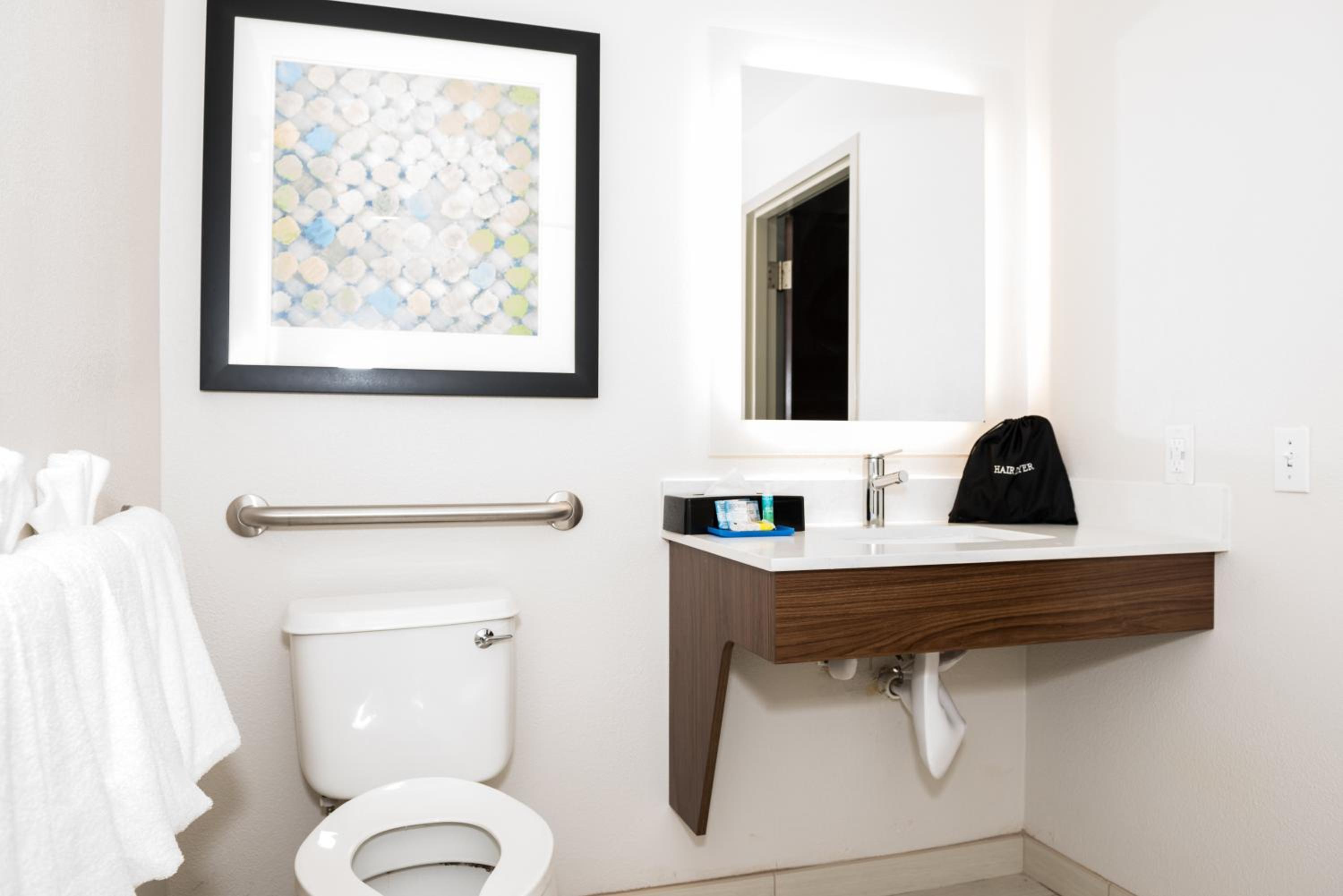 Double Room with Two Double Beds - Hearing Accessible/Non-Smoking  - Photo 8