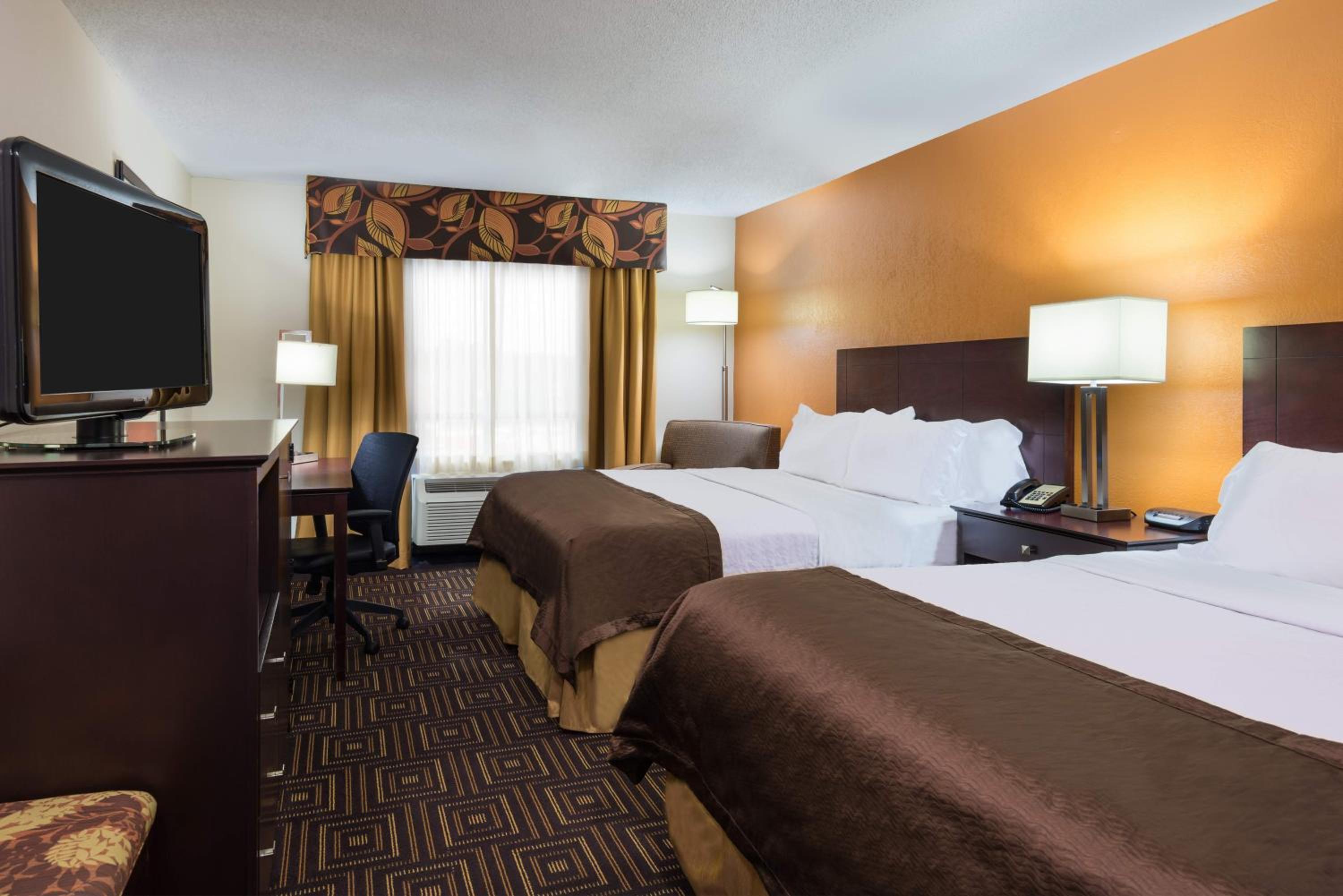 Standard Queen Room with Two Queen Beds - Photo 2