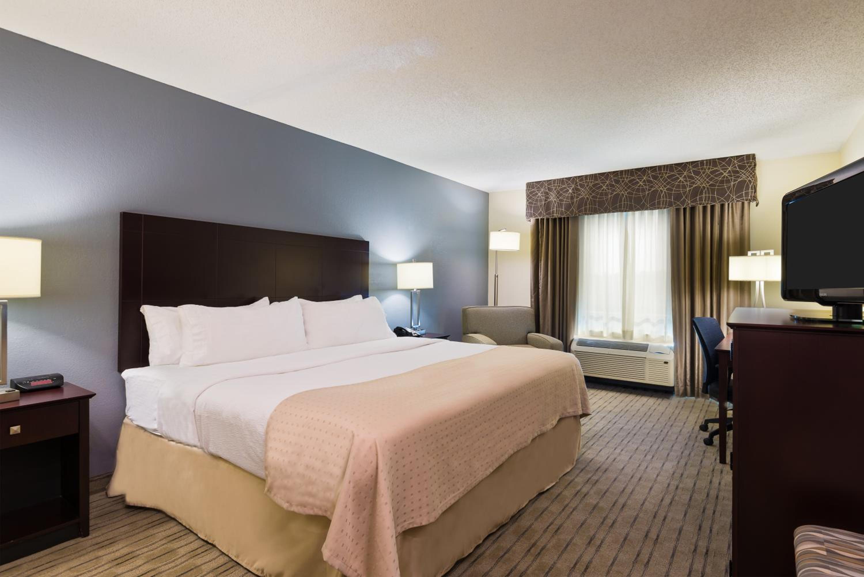 One-Bedroom King Suite - Photo 2