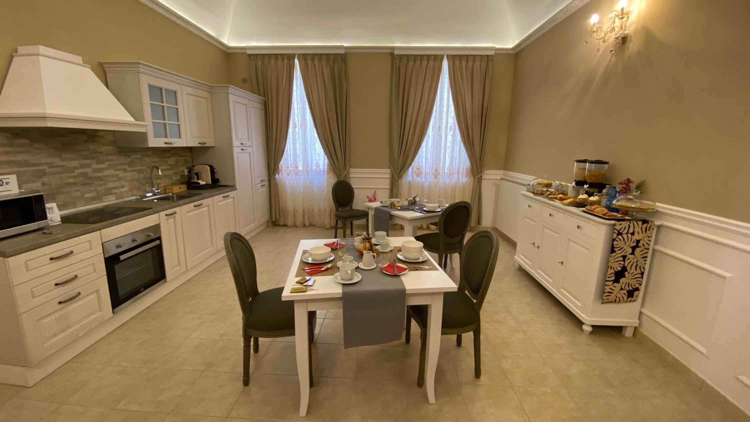 Deluxe King Room - Photo 8
