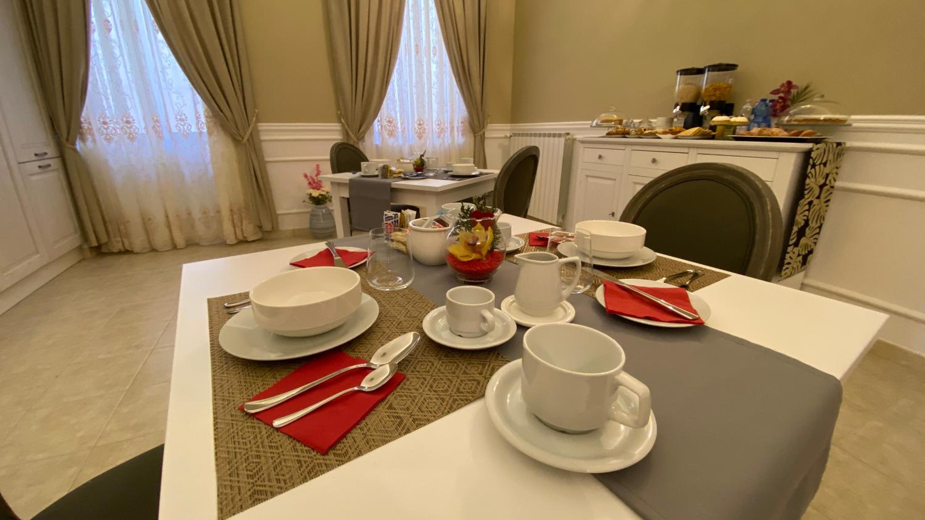 Deluxe King Room - Photo 7