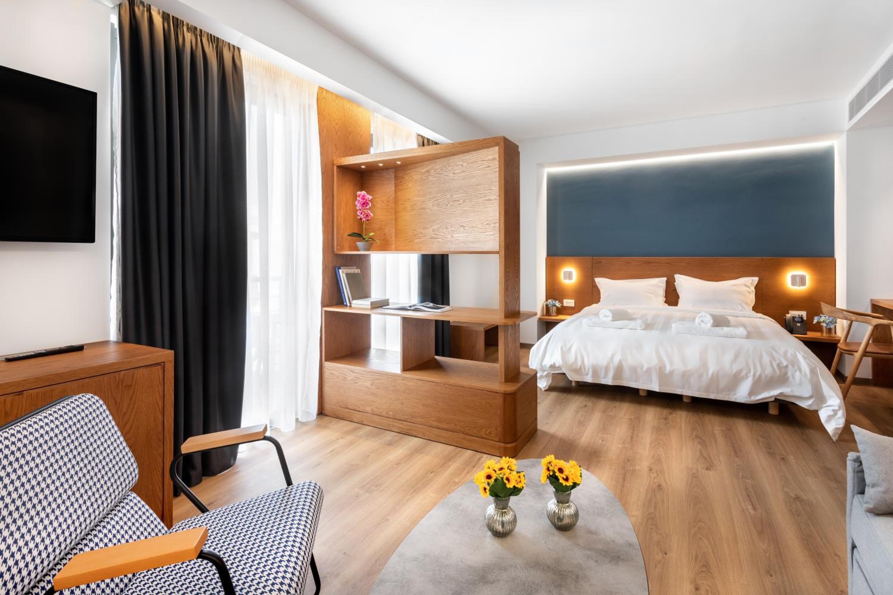 Junior Suite with Balcony - Photo 5