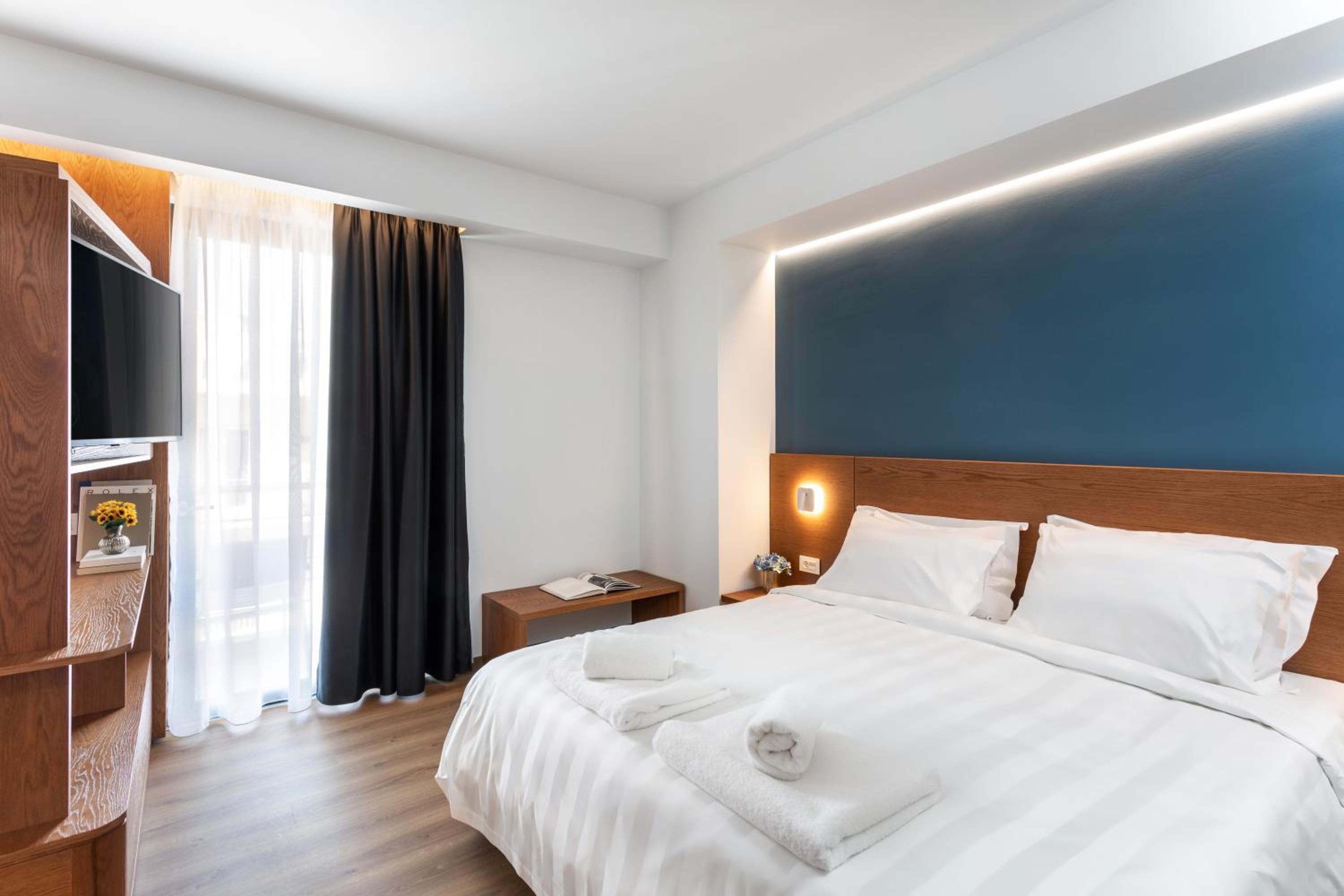 Junior Suite with Balcony - Photo 2