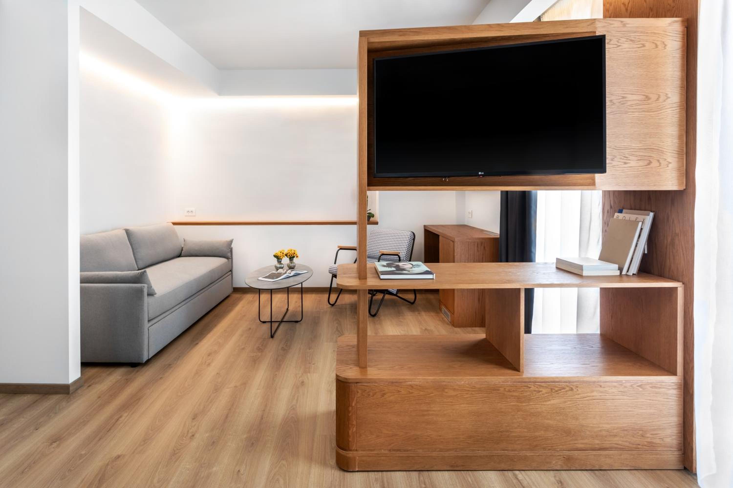 Junior Suite with Balcony - Photo 6