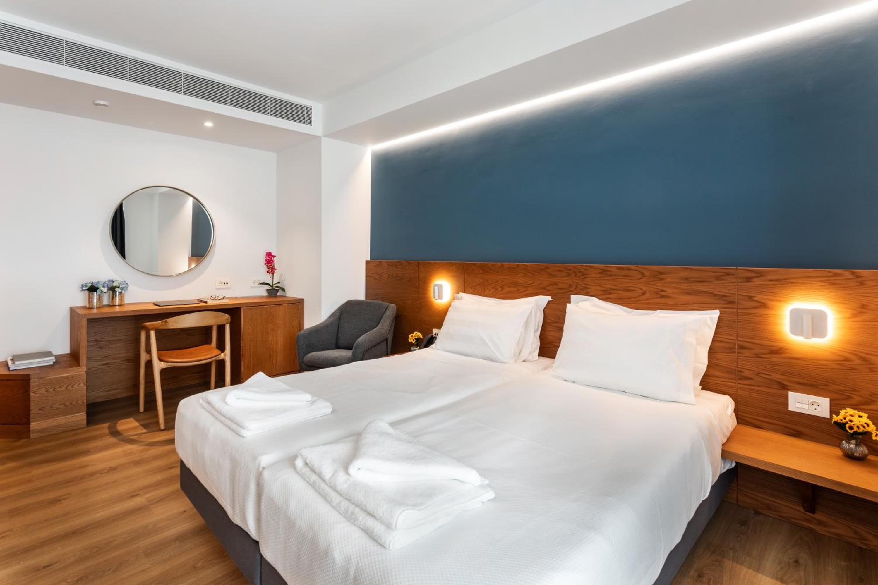 Superior Double or Twin Room with City View - Photo 1