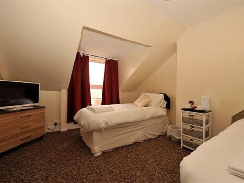 Twin Room with Private Bathroom photo 2