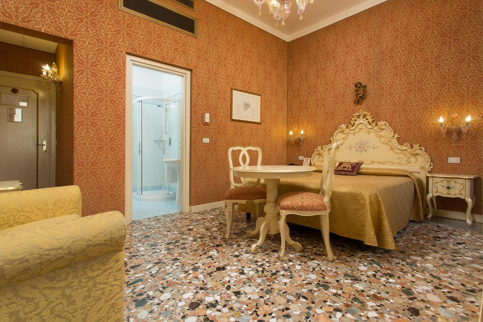 Superior Double or Twin Room with Canal View photo 1