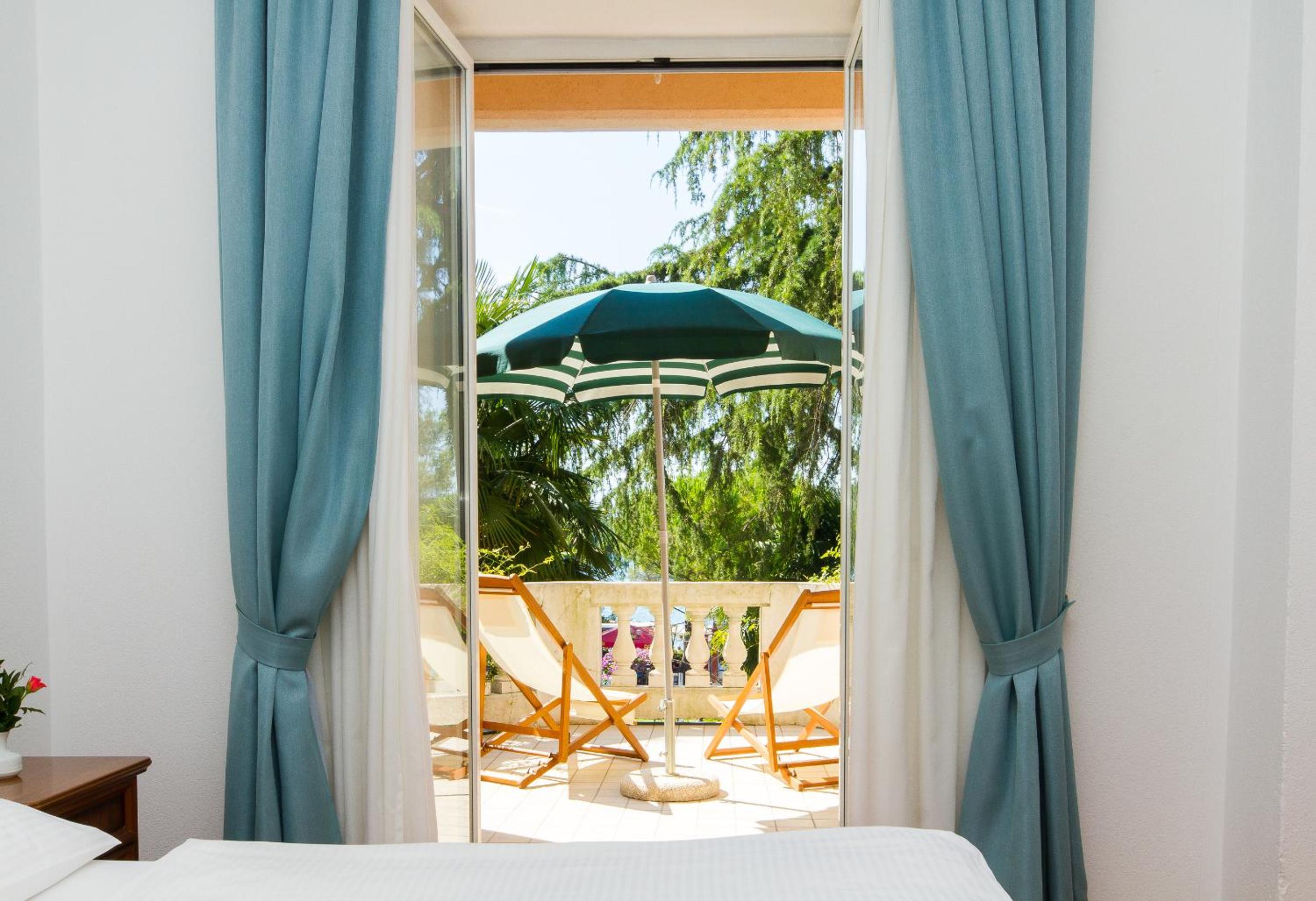 Double Room with Balcony and Sea View - Photo 12
