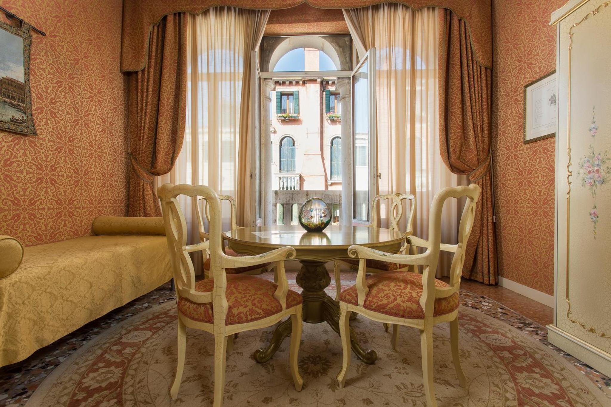 King Suite with Balcony with Canal View photo 3