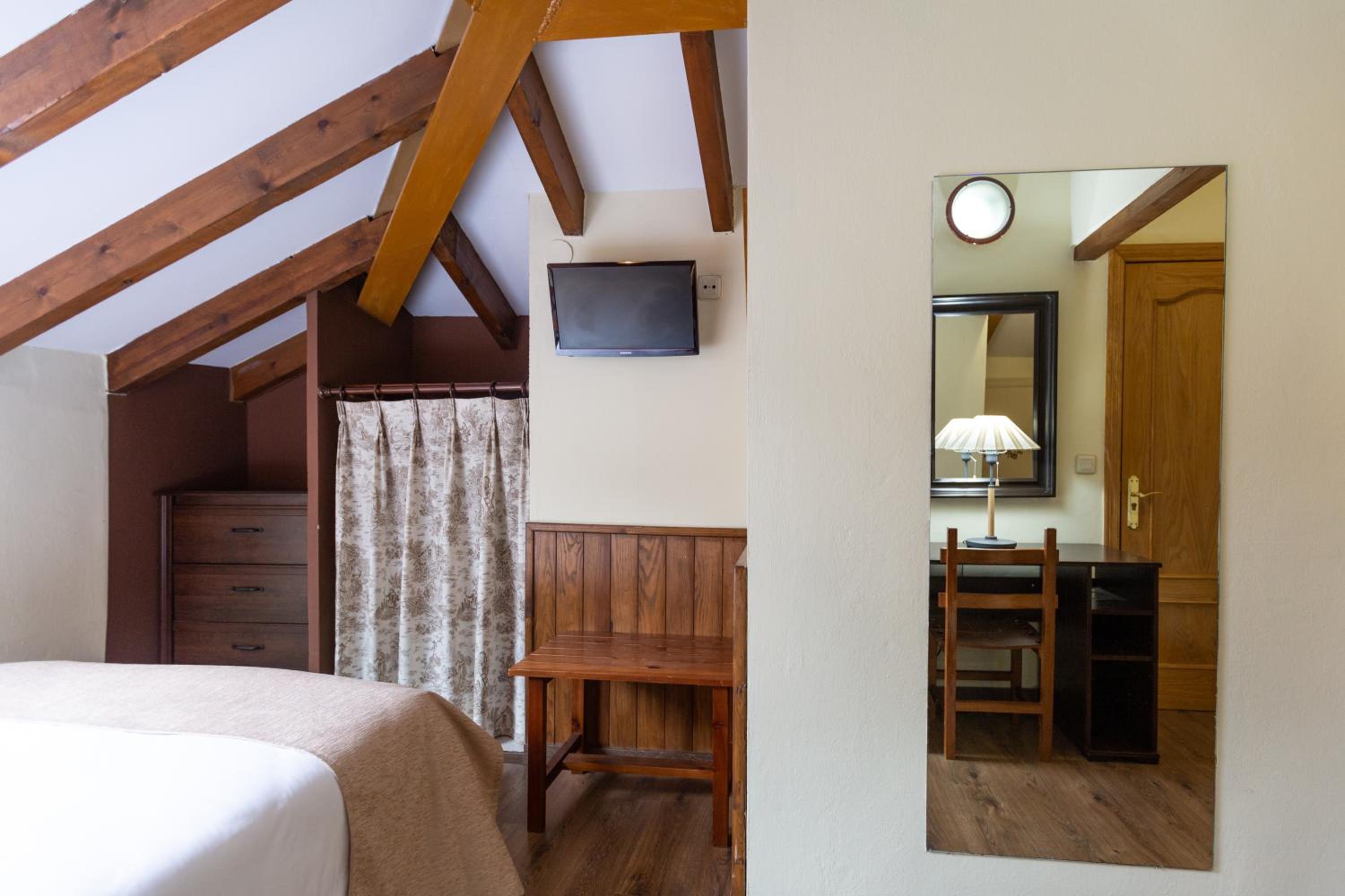 Double or Twin Room - Photo 17