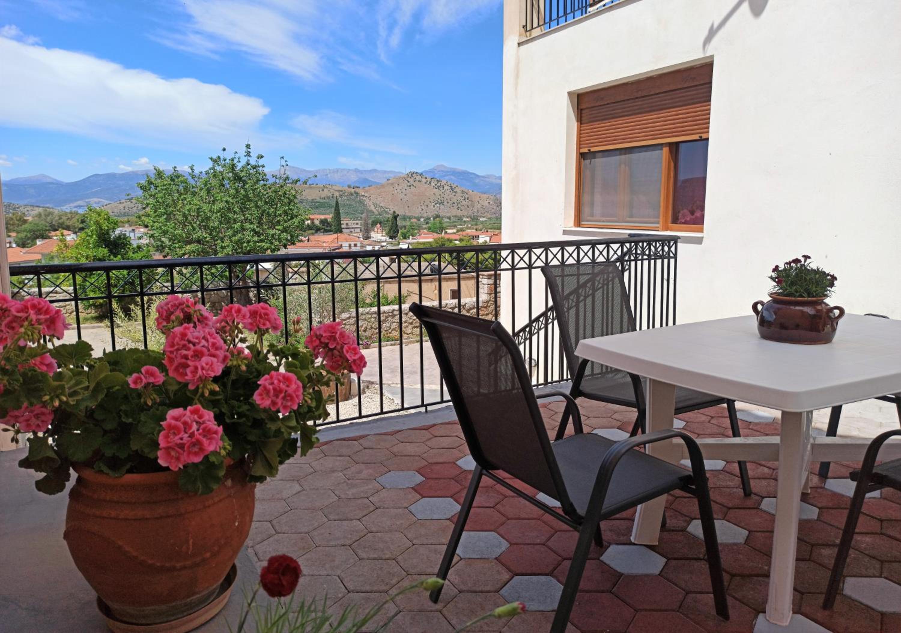 Three-Bedroom Apartment with View - Photo 15