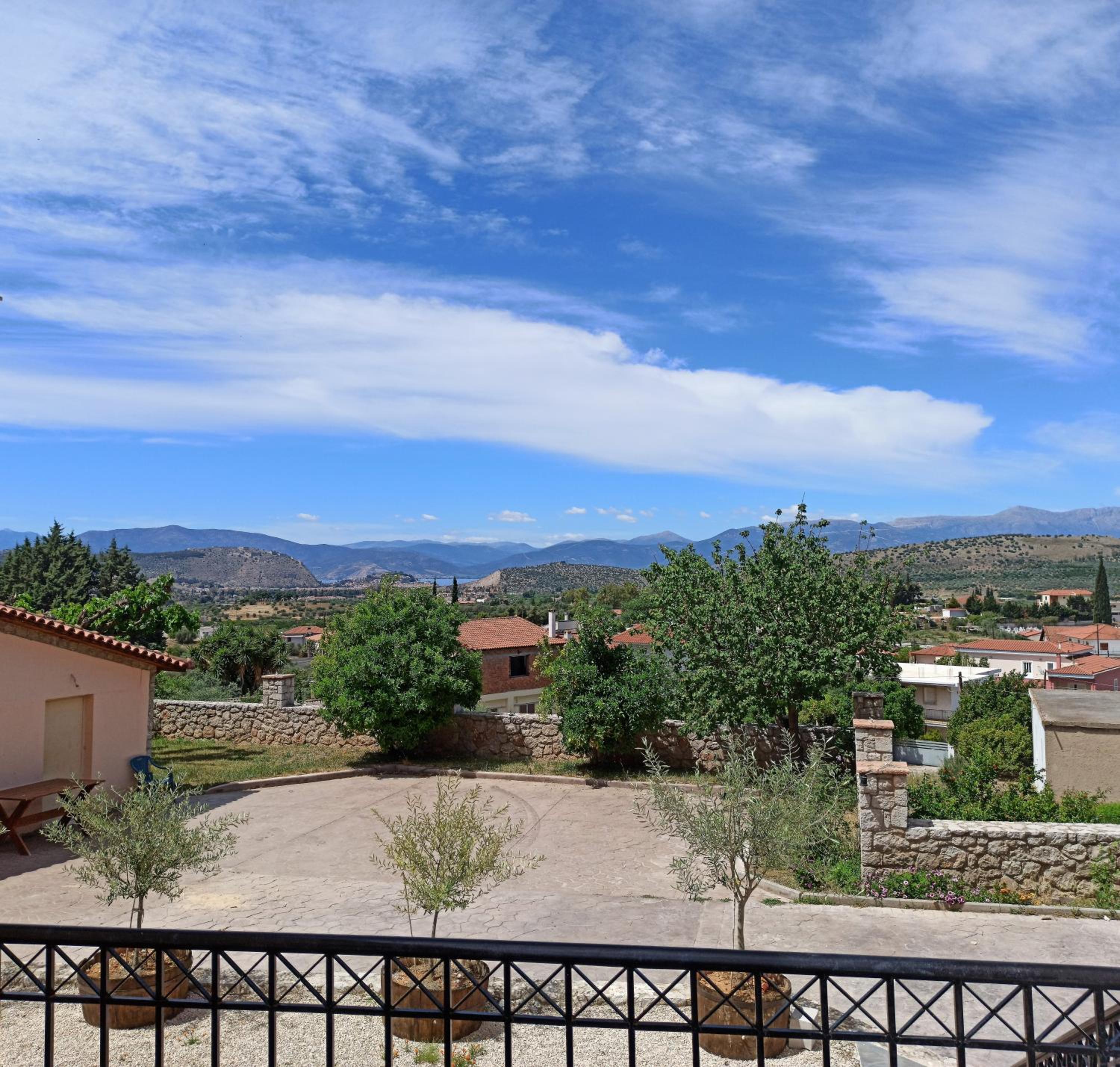 Three-Bedroom Apartment with View - Photo 21