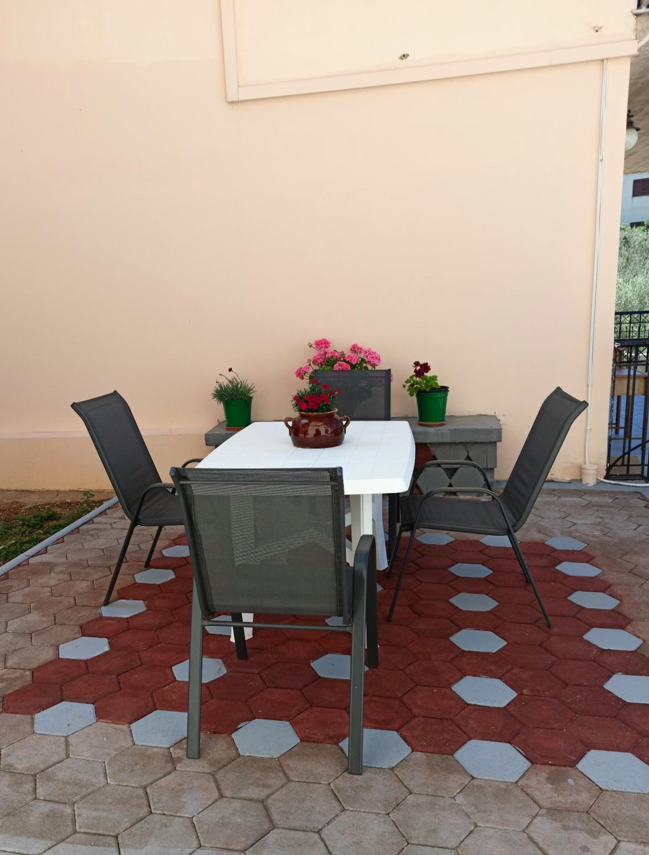 Three-Bedroom Apartment with View - Photo 14