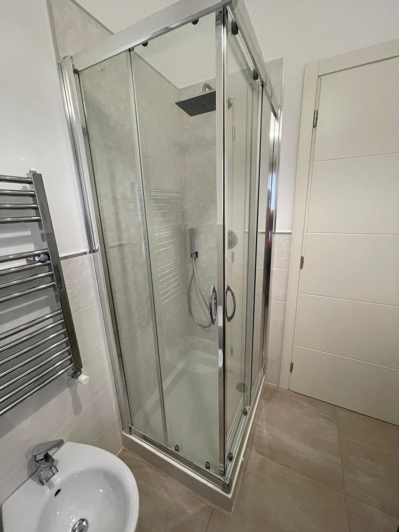 Double Room with Private Bathroom - Photo 10