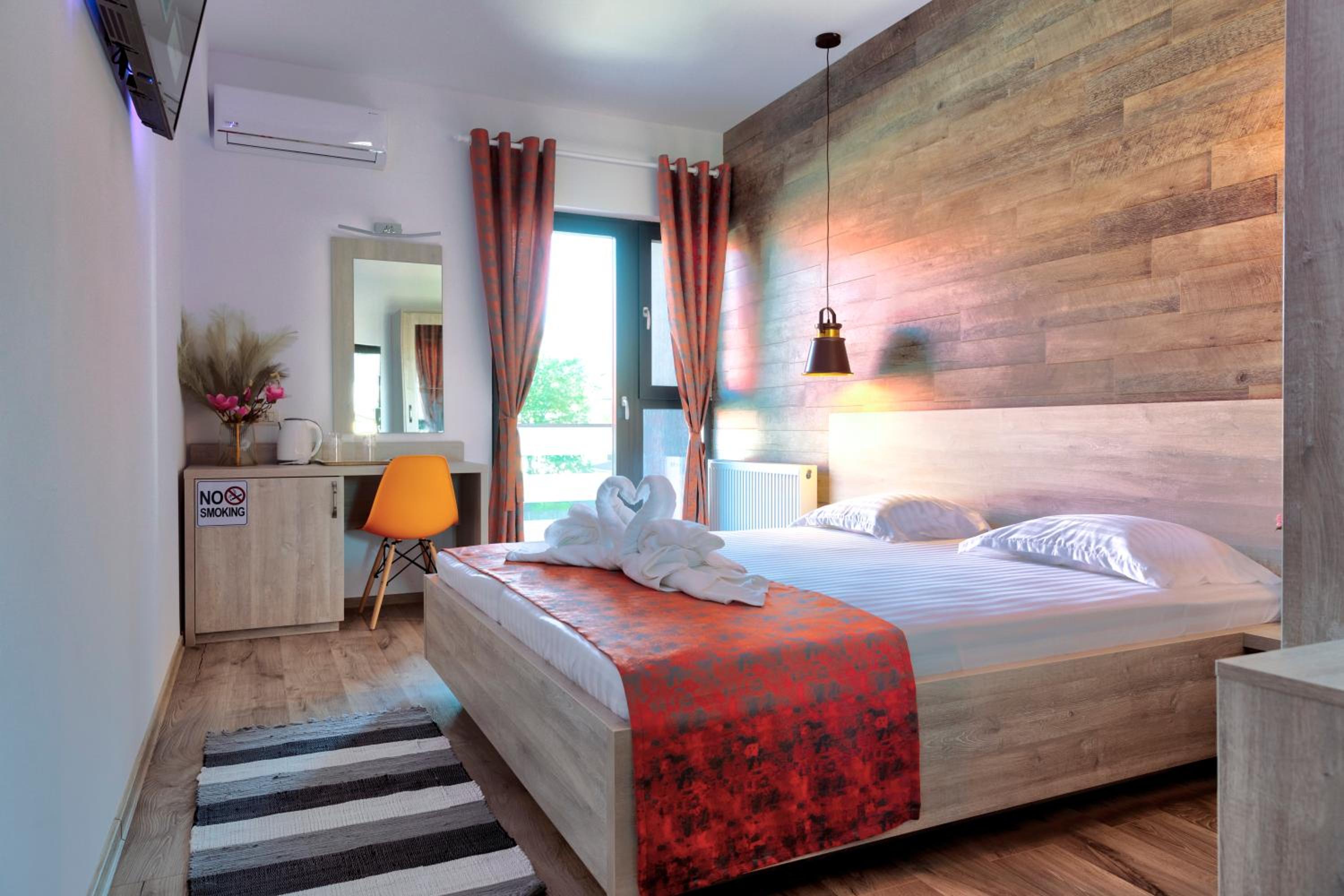 Deluxe Double Room with Balcony photo 2