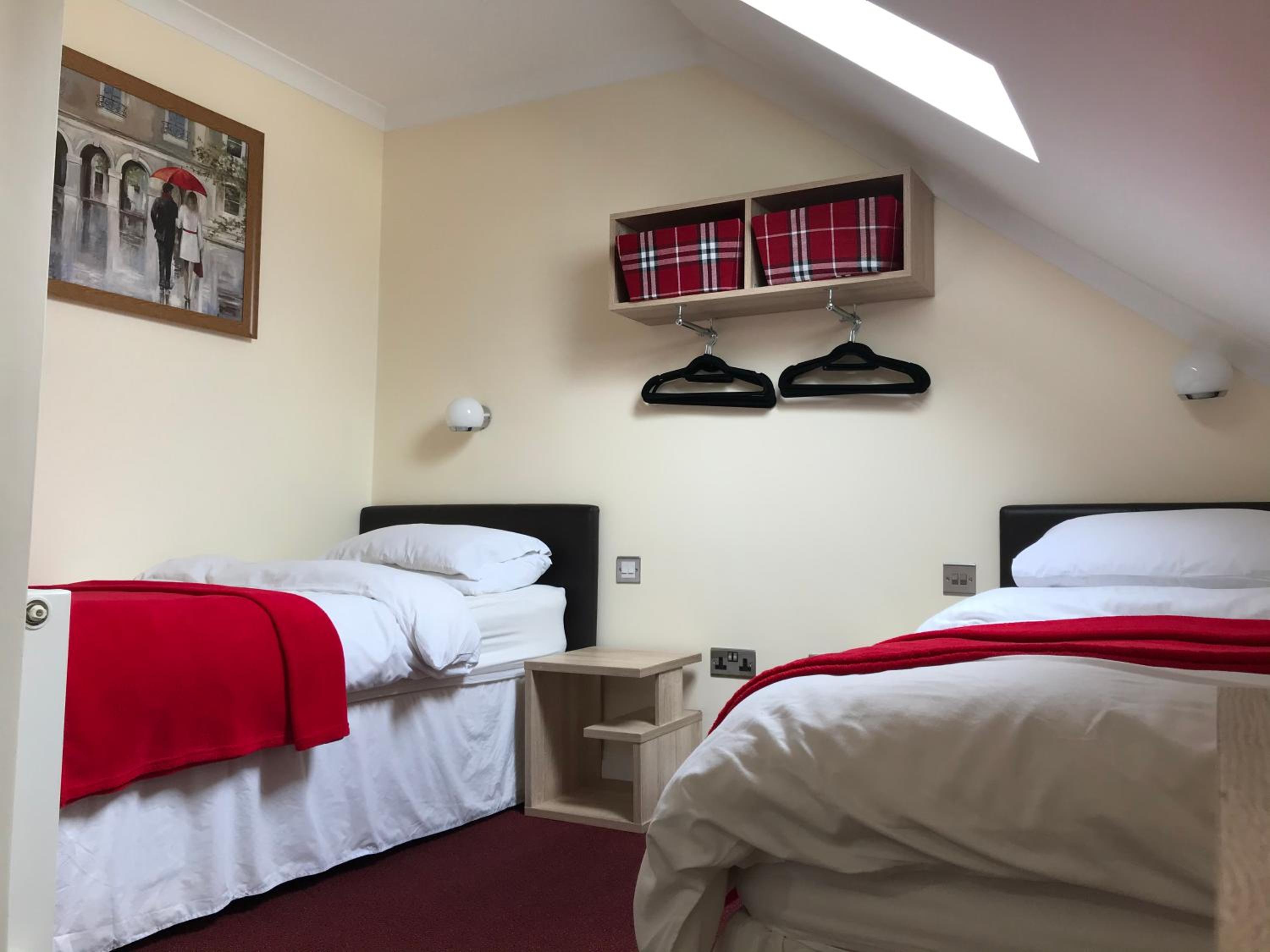 Twin Room with Private Bathroom - Photo 6